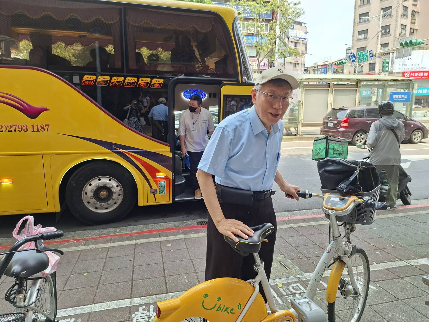 陳佩琪曝柯文哲騎「鴿子糞」Ubike，還要拍「最新即時騎車照」。（翻攝自陳佩琪臉書）