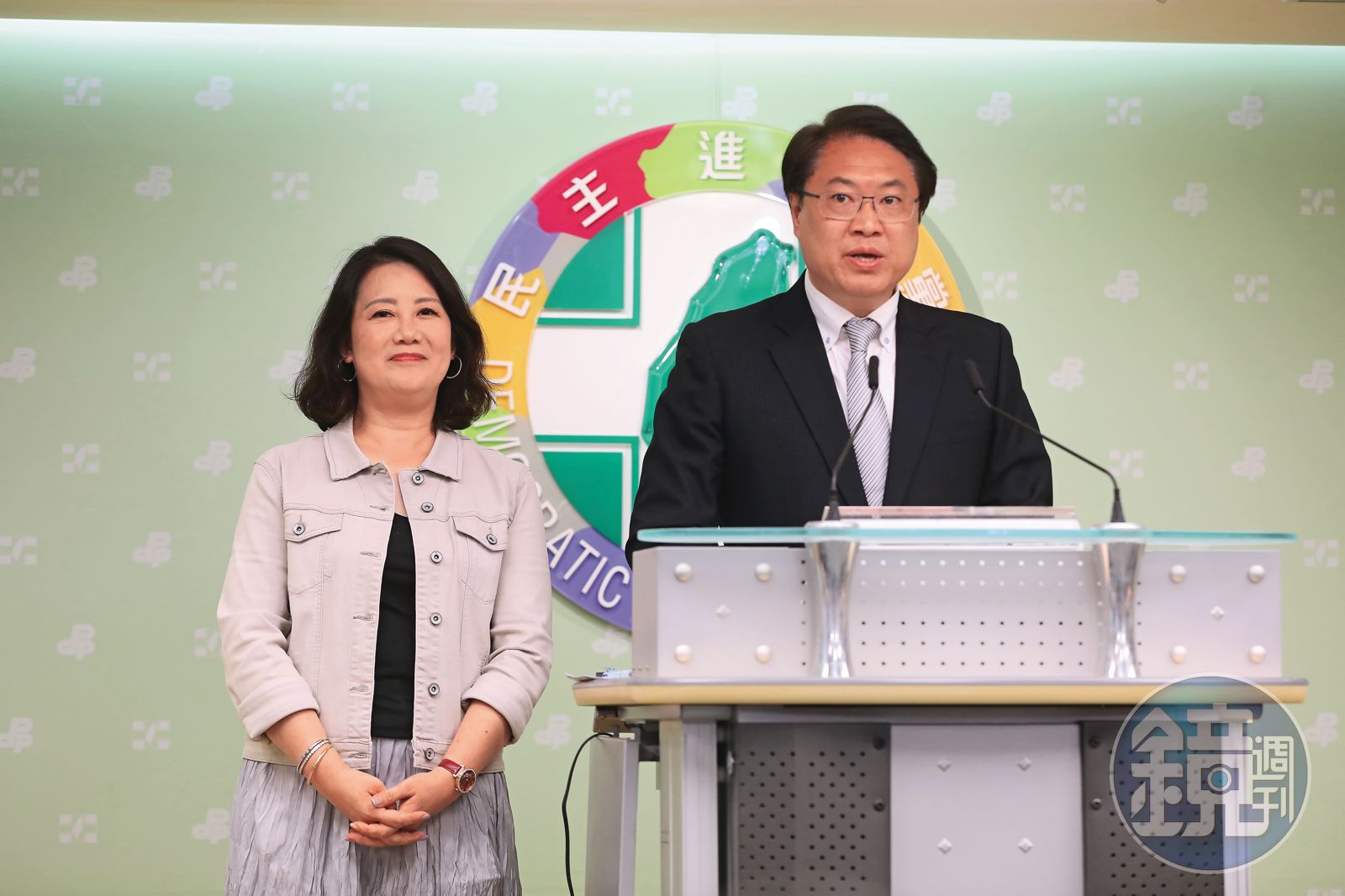 民進黨祕書長林右昌(右)、立院黨團幹事長吳思瑤(左)在726晚上舉行記者會回應罷免結果。(圖/鏡週刊)