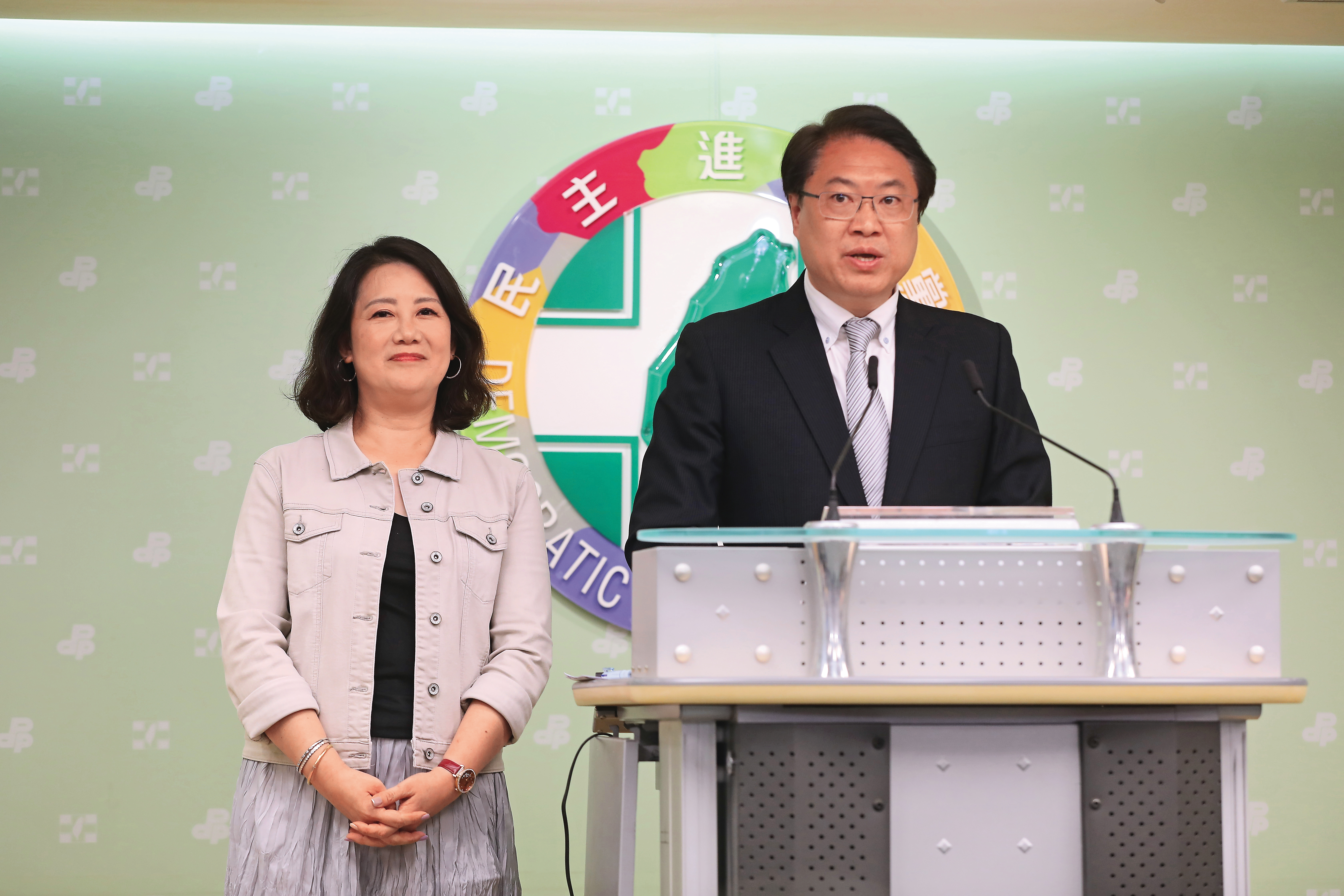 民進黨祕書長林右昌(右)、立院黨團幹事長吳思瑤(左)在726晚上舉行記者會回應罷免結果。