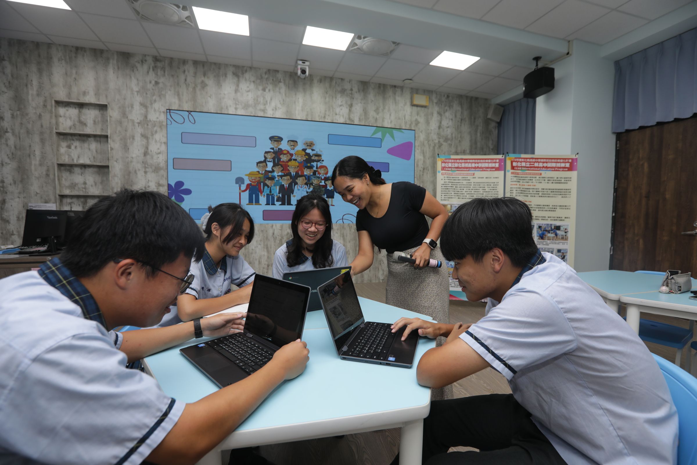 二林高中運用縣府補助每校300萬元的經費建置國際班教室軟硬體設備,並聘用外籍教師進行全英語教學。