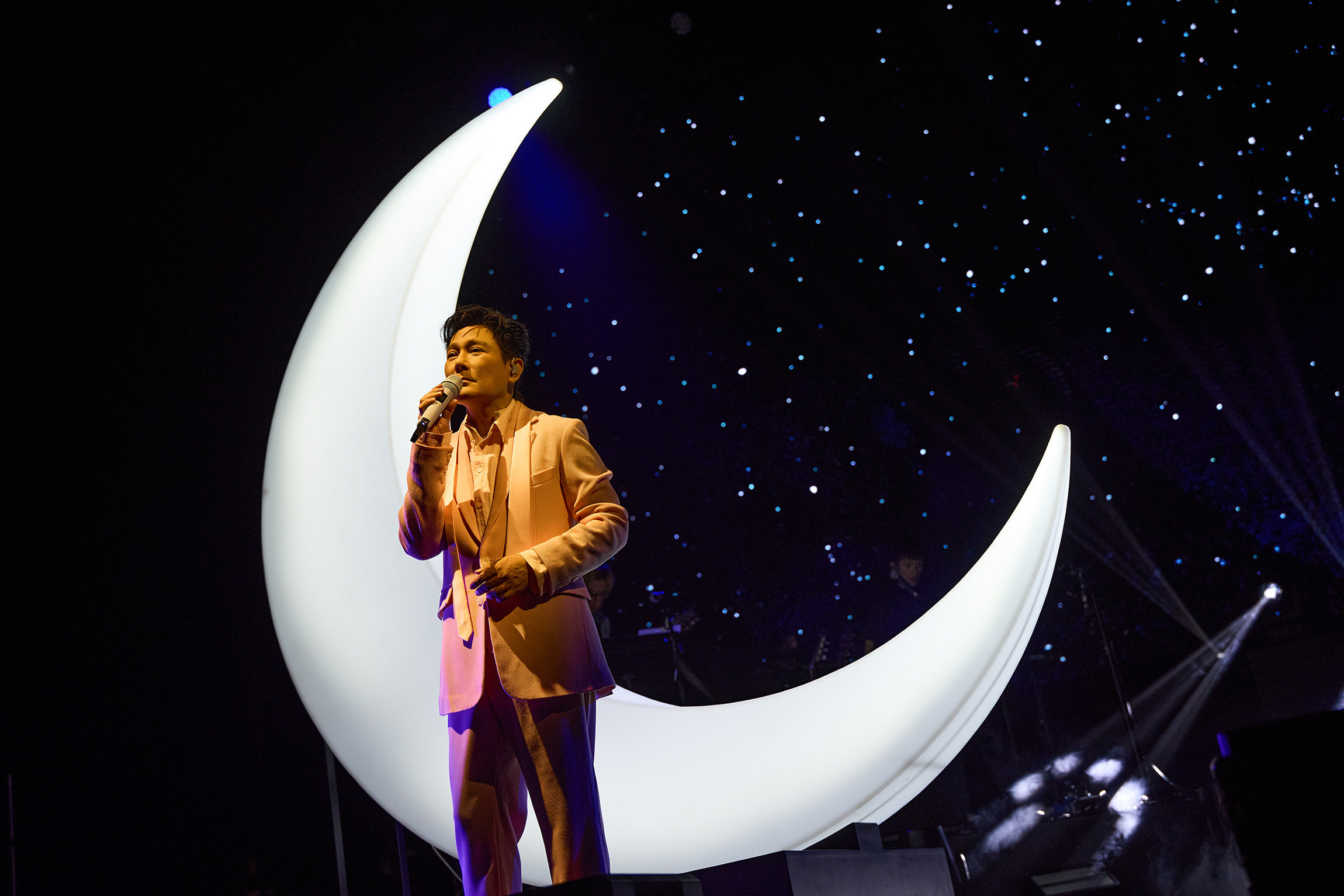 張信哲遠赴倫敦「OVO Arena Wembley」舉辦《未來式 OUR STORY 》演唱會。（潮水音樂）