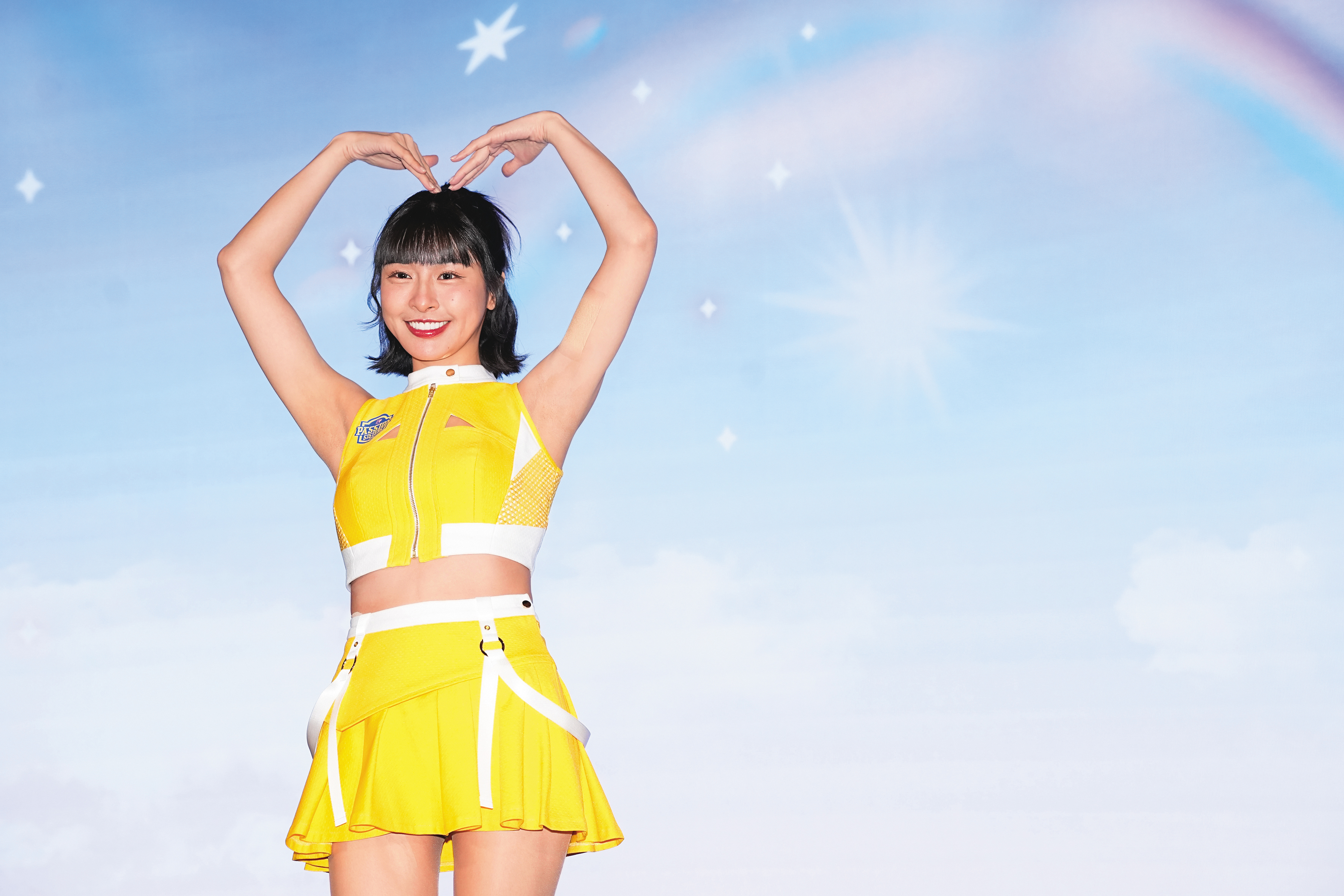 峮峮甜笑放送巨型愛心，真香～我說的不是腋下。（越描越黑）