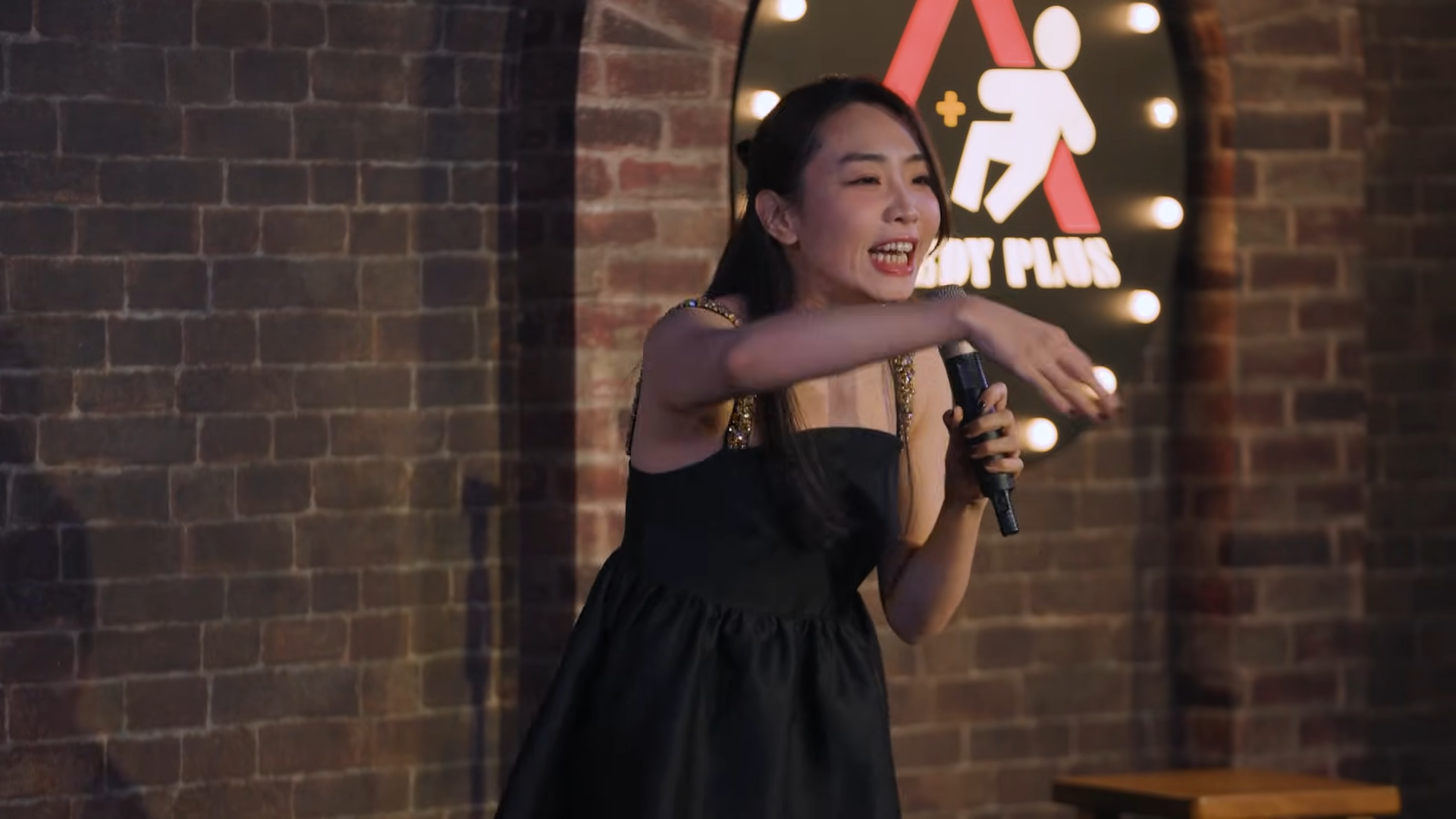 林妍霏在脫口秀演出中模仿李多慧口音引發眾怒。(翻攝自YouTube STR Network)