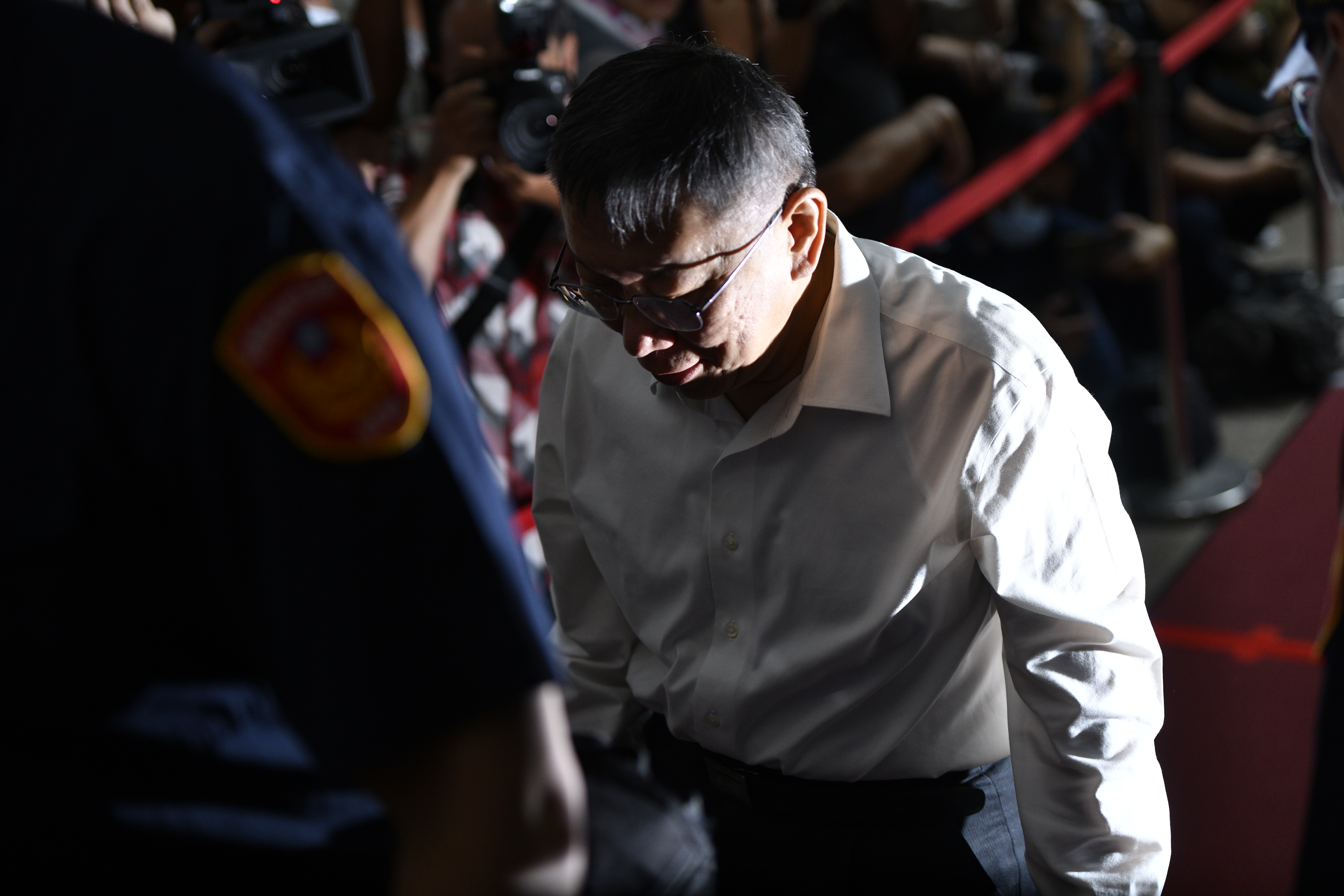 民眾黨主席柯文哲涉京華城弊案，今裁定羈押禁見。