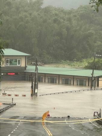高雄田寮區「小滾水」地區，傳出淹水災情。（翻攝自臉書社團田寮魂田寮大小事）