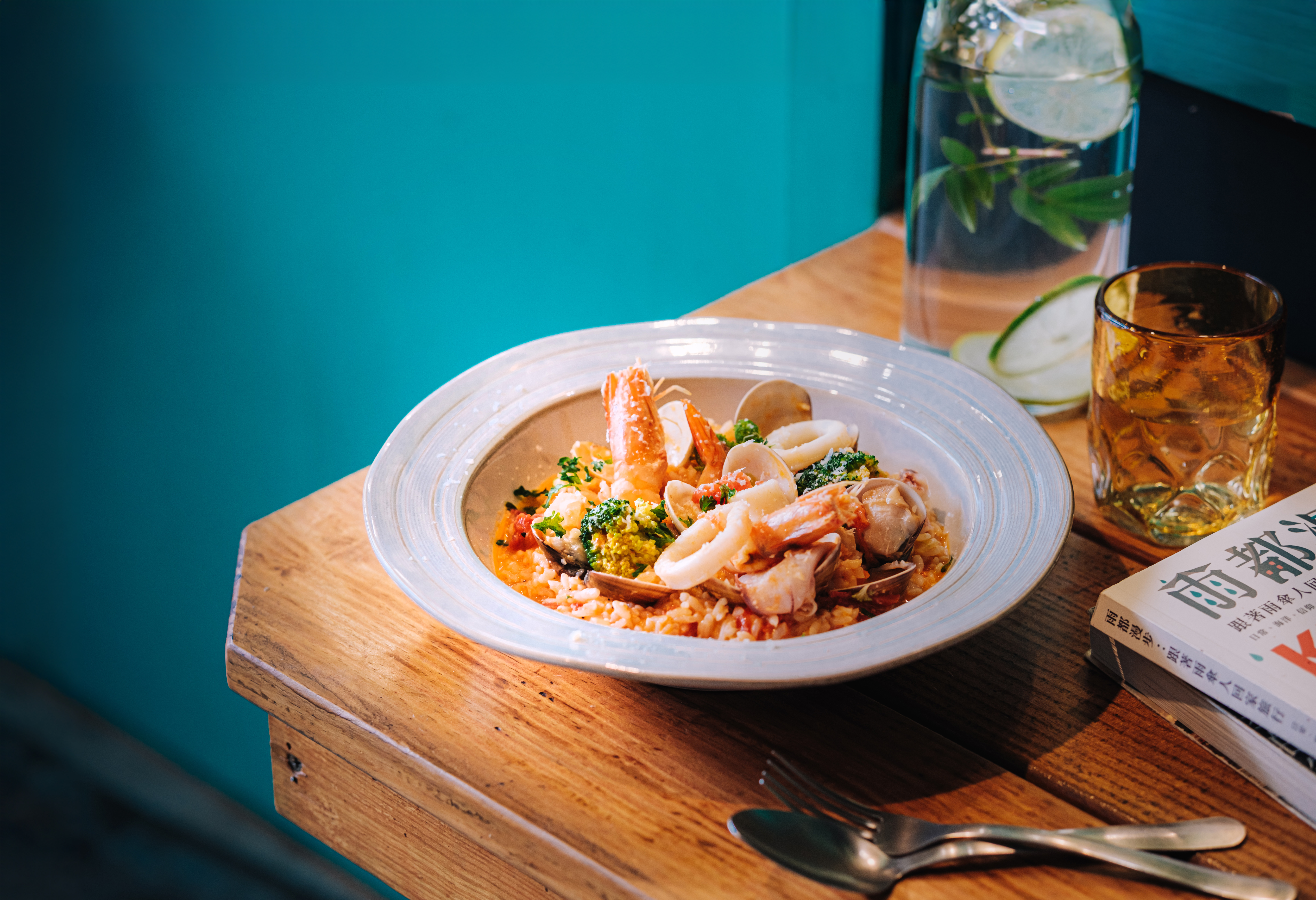 西西里番茄海鮮燉飯，調味很道地，濃郁番茄與海鮮食材混搭。