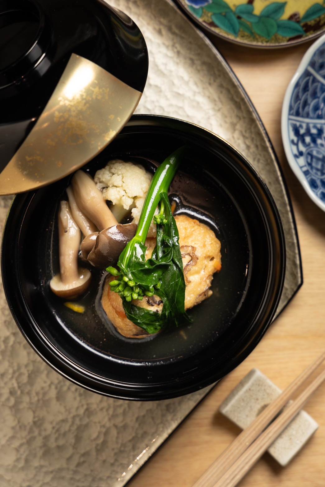 「煮物 飛龍頭」手工鹽滷豆腐打成泥後,加入季節蔬菜捏製成球狀,炸後再以日式高湯煮製,口感溫潤之餘也在炸物上桌區間平衡味蕾。