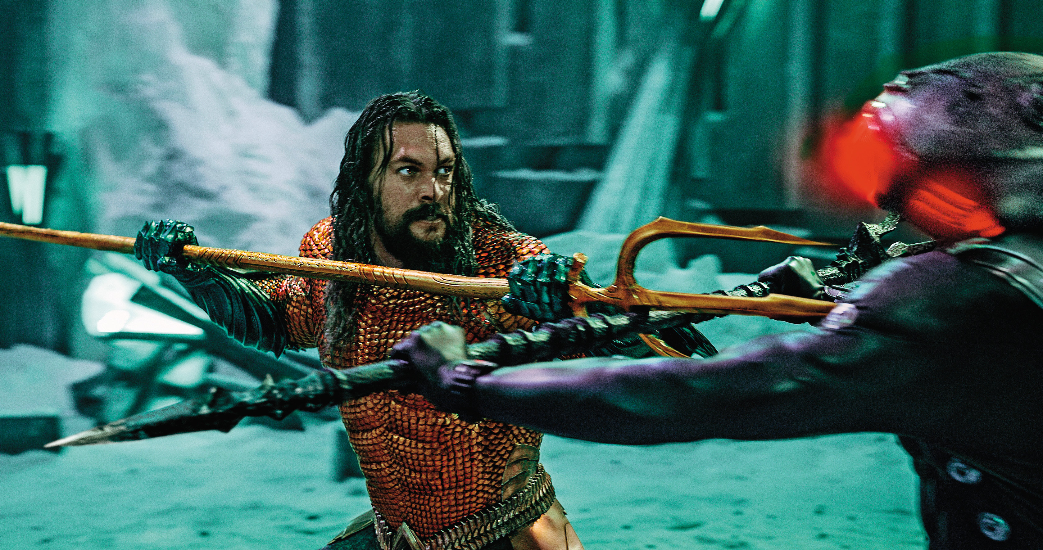 故事聚焦水行俠與弟弟歐姆之間，為了對抗反派黑蝠鱝，兄弟倆需克服彼此歧見來拯救世界。（華納兄弟提供）