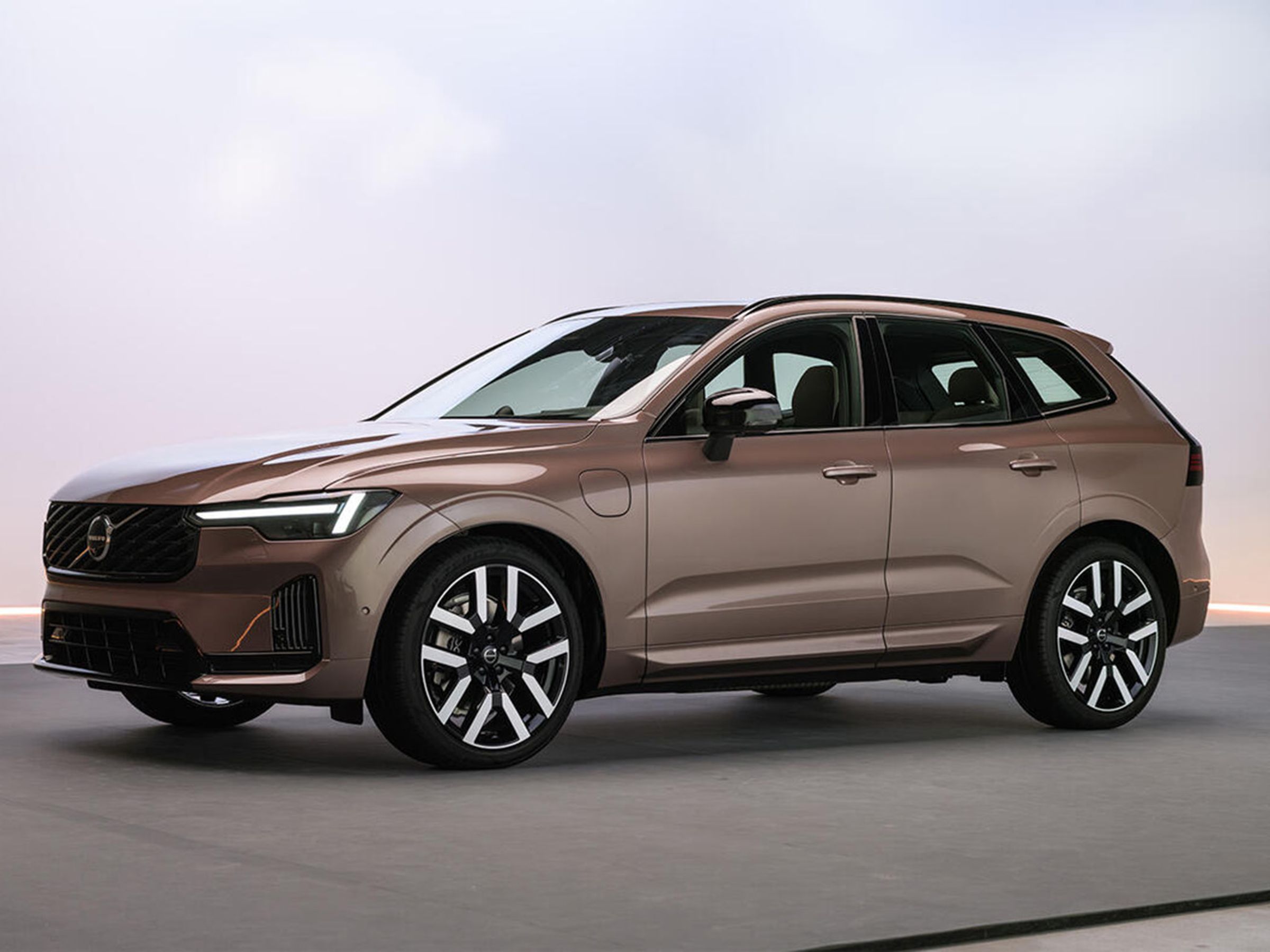 XC60 PHEV 迎來全新的外觀設計，從車頭前方鈑件幾乎重新設計。