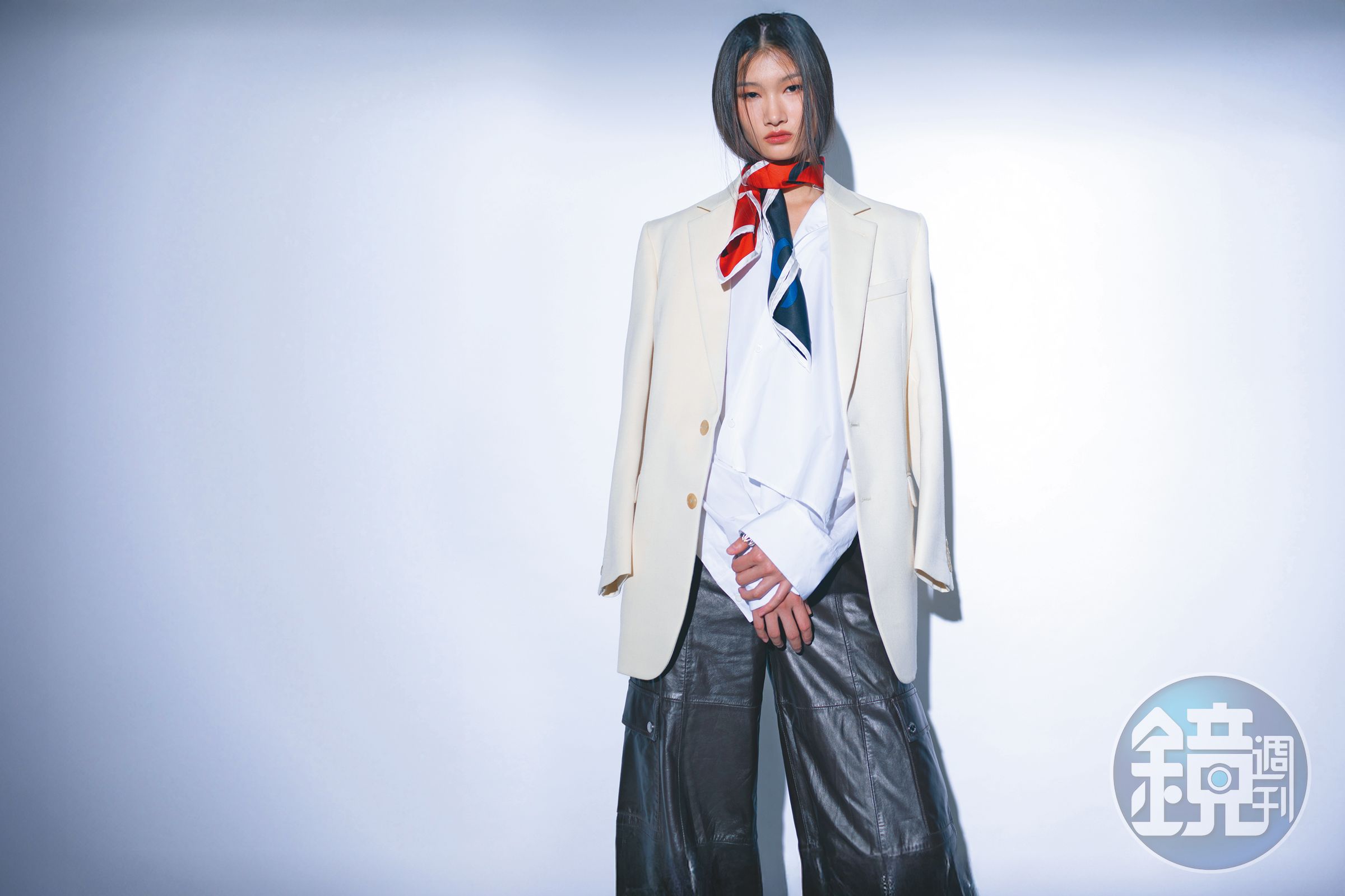 COLONNE外套 NT$110,000 by CELINE；白色襯衫 價格店洽 by LOEWE；棕色皮革長褲 價格店洽 by MAX&Co.；印花桑蠶絲方巾 NT$19,000 by CELINE；個性Enlacé戒指 NT$7,100 by APM MONACO。
