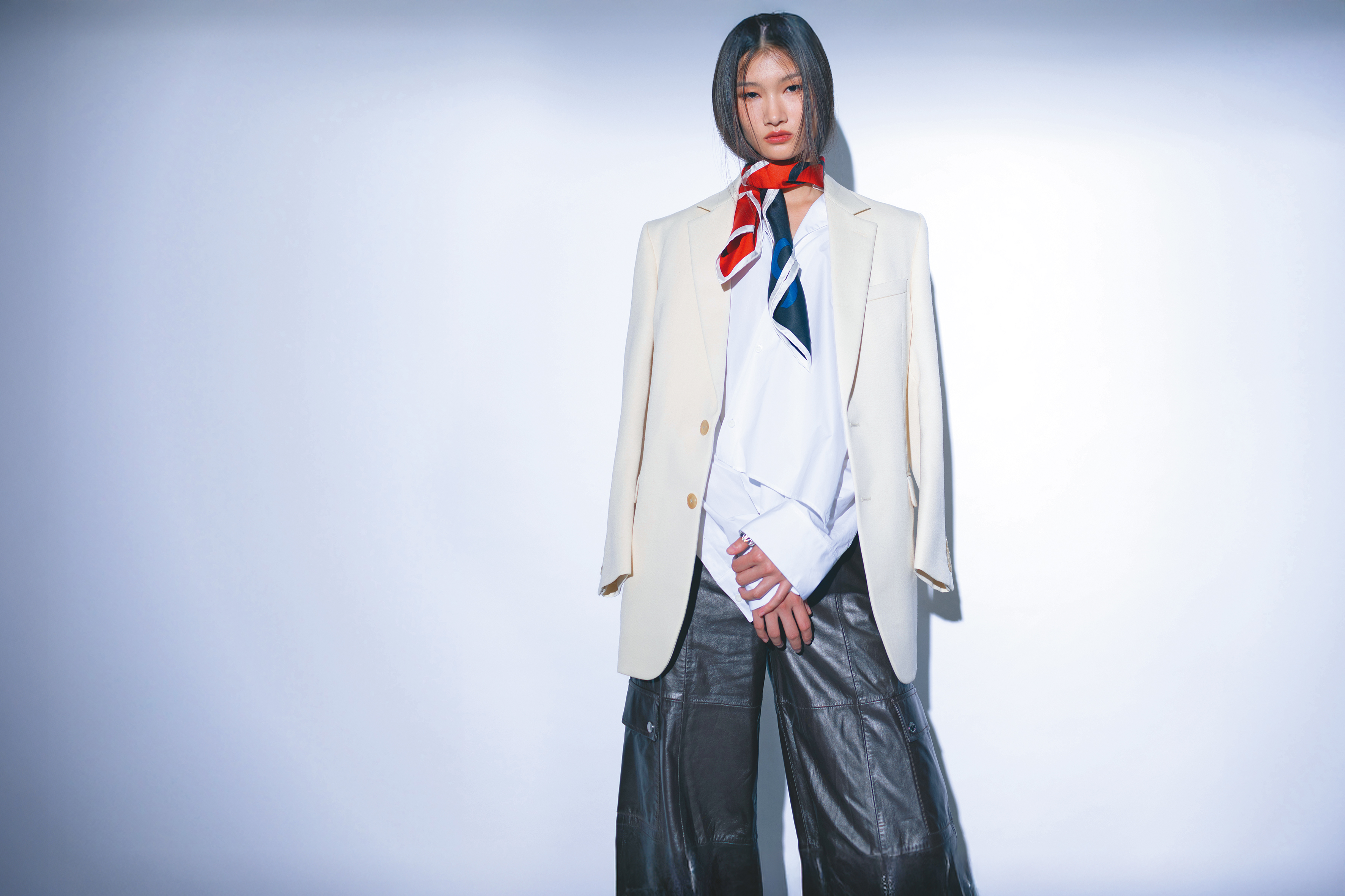 COLONNE外套 NT$110,000 by CELINE;白色襯衫 價格店洽 by LOEWE;棕色皮革長褲 價格店洽 by MAX&Co.;印花桑蠶絲方巾 NT$19,000 by CELINE;個性Enlacé戒指 NT$7,100 by APM MONACO。