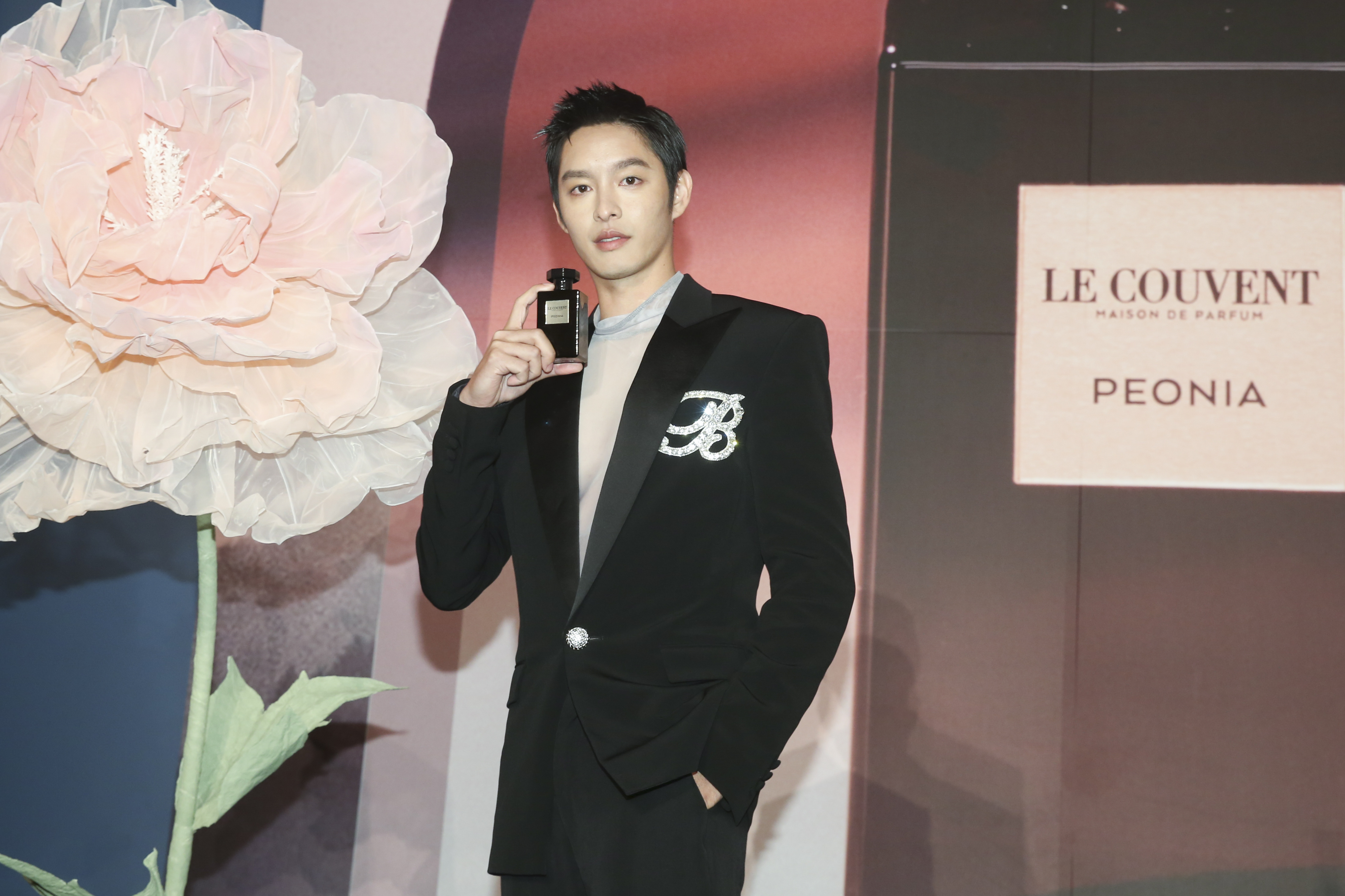 曹佑寧度假返台神清氣爽。