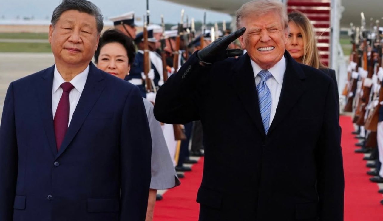 軍機飛越上空時,川普(右)和習近平(左)反應成強烈對比。(翻攝X@Acyn)