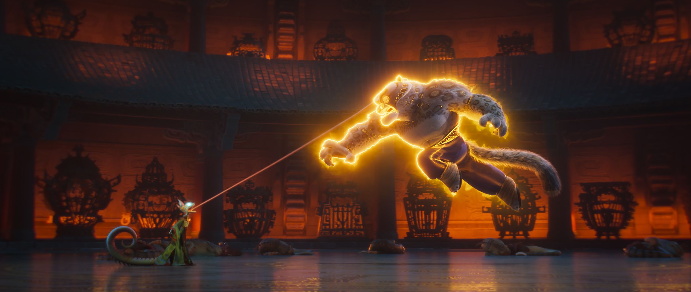 全新出場的反派人物變色龍(左),可以把第一集的反派殘豹(右)的功力全部吸走,現然編劇之到什麼是「吸星大法」。(UIP提供)
