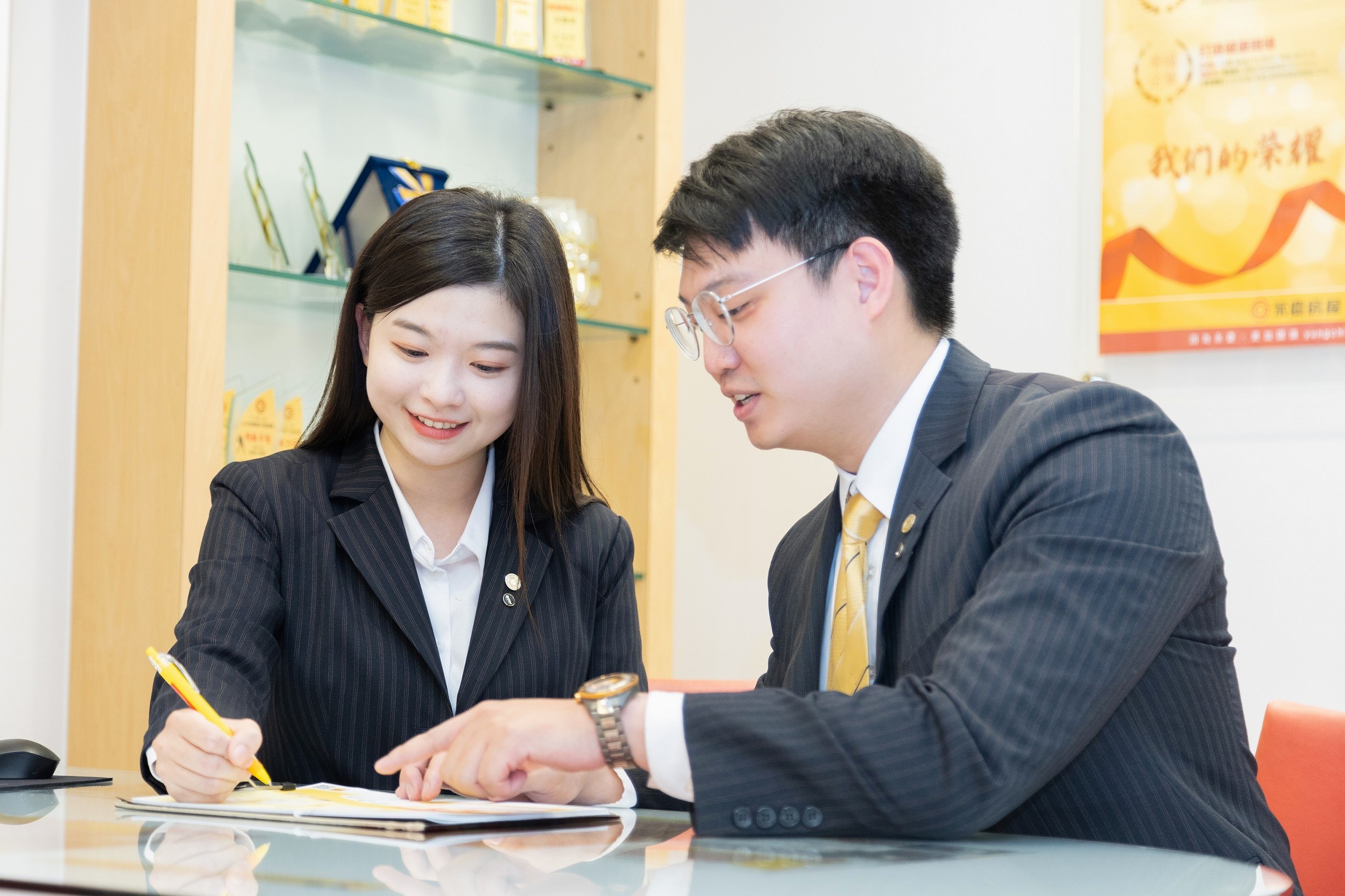 永慶房屋提供業務新人前12個月每月6萬的收入保障，搭配專屬師父指導，提升學習效率。