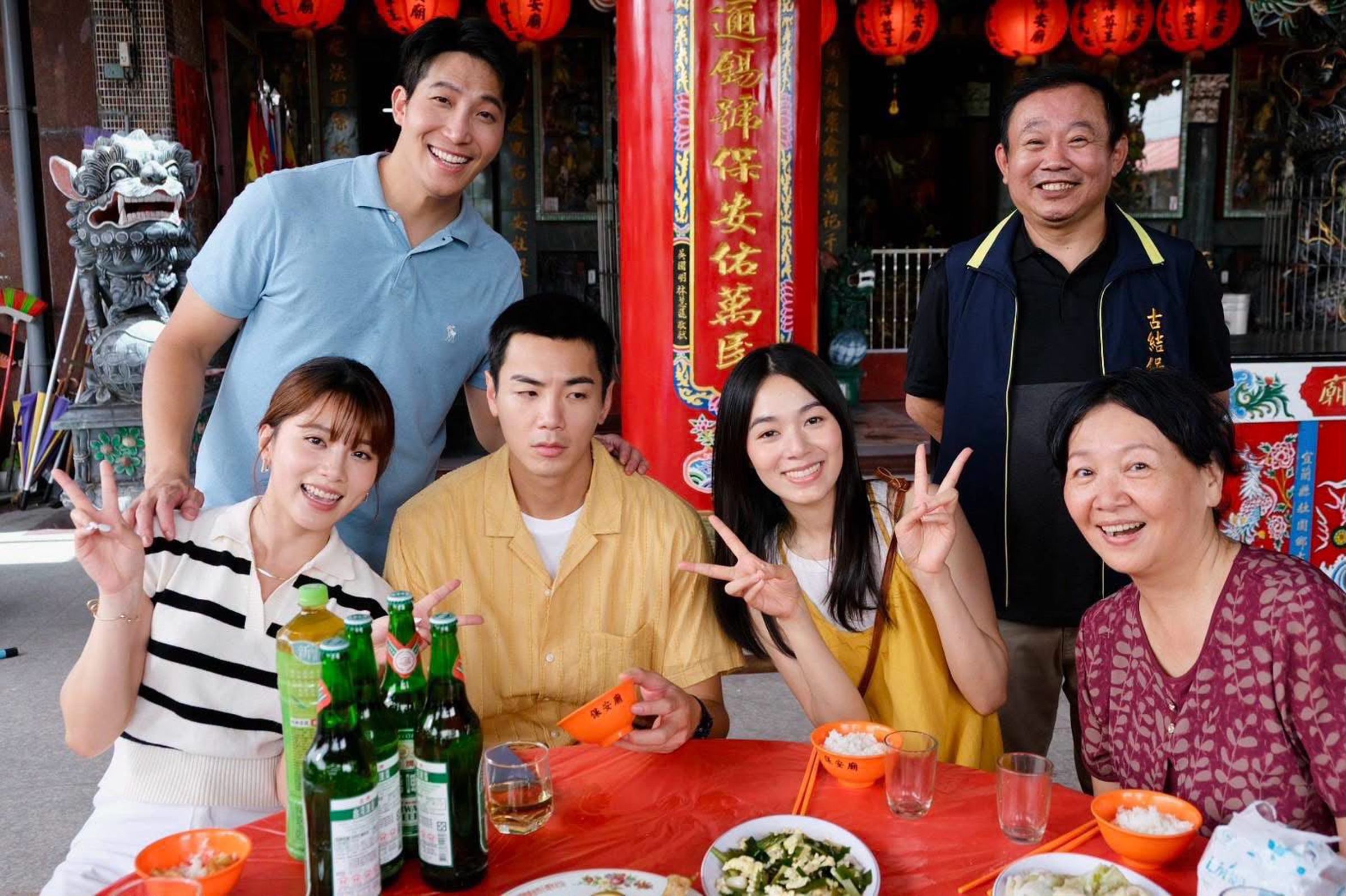 吳翔震(後排左)牽線《潛台詞》劇組進入宮廟拍攝,演員陣容包括(前排左起)王上菲、禾浩辰、許月湘、王琄,以及鄭志偉(後排右)。(鬆鬆台北有限公司提供)