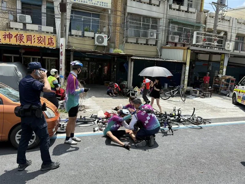康橋環島車隊突遭逆向轎車撞擊，7名學生倒地受傷，其中顏姓同學當場昏迷。（翻攝畫面）