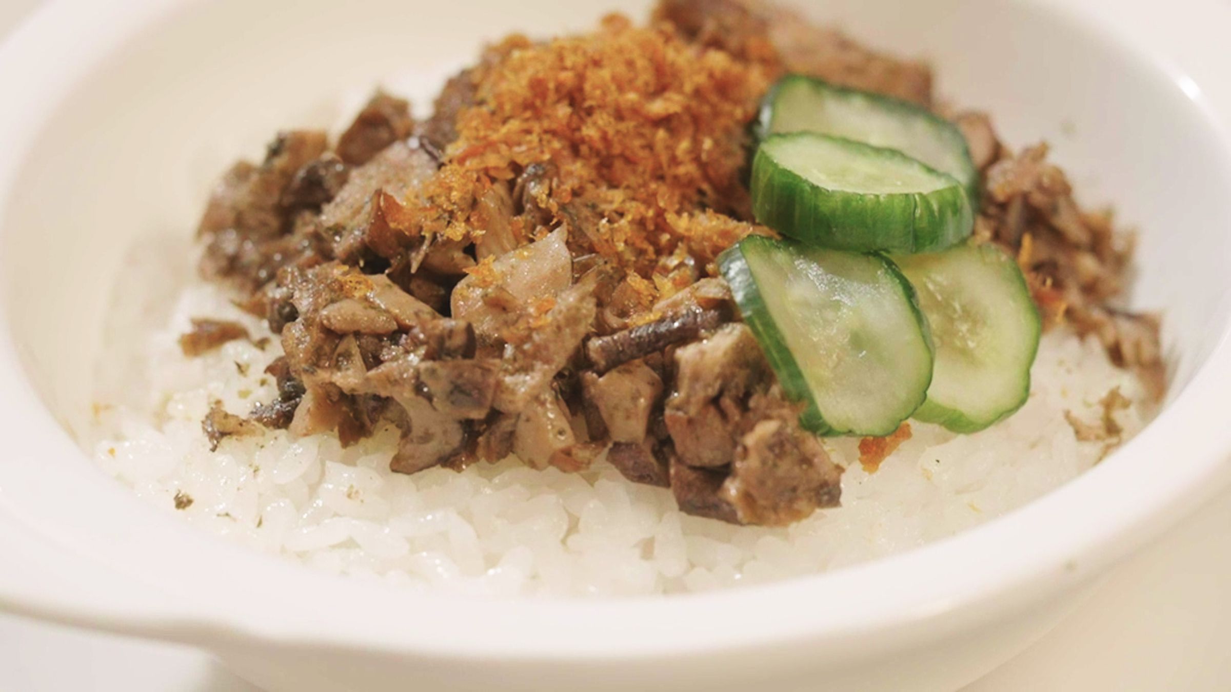 不只主菜,主食「美人山珍海味拌飯」也很美味,尤其號稱「天堂果實」木鱉果製成的素鬆,更有滿滿營養價值。