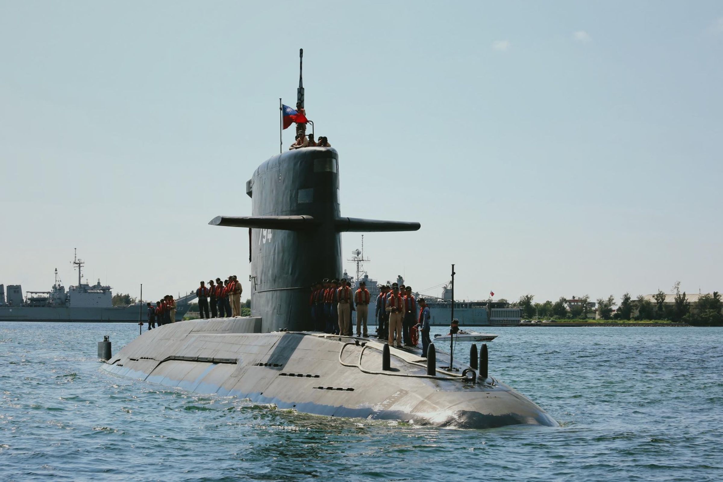 256戰隊海虎軍艦午間執行任務期間,疑似瞬間湧浪過大,導致6位官兵落水。(示意圖,翻攝自中華民國海軍臉書)