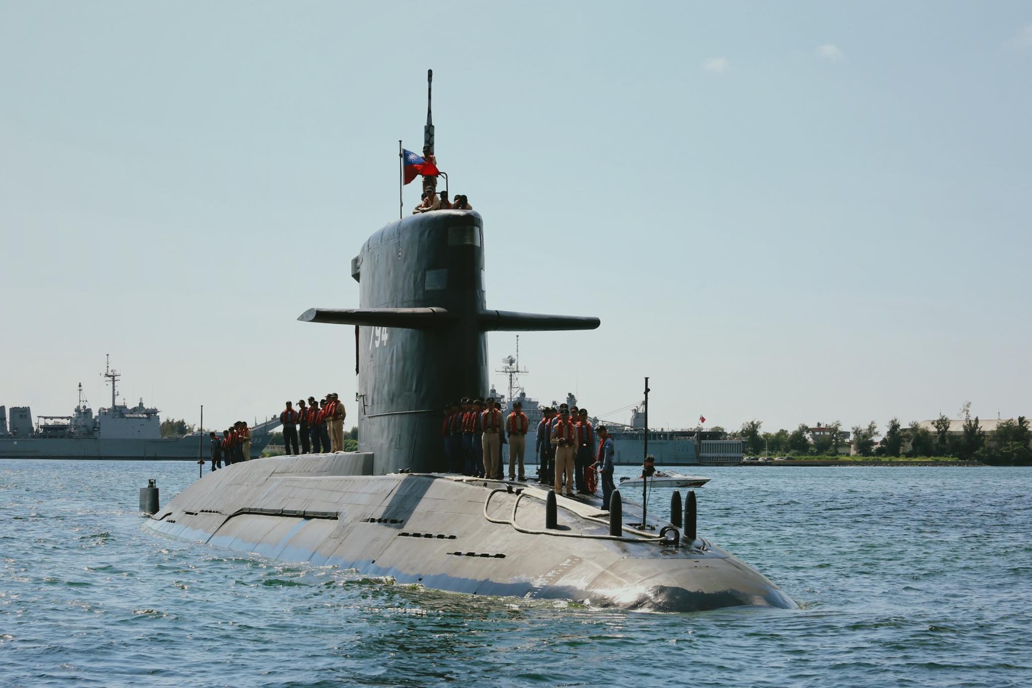 256戰隊海虎軍艦午間執行任務期間，疑似瞬間湧浪過大，導致6位官兵落水。（示意圖，翻攝自中華民國海軍臉書）