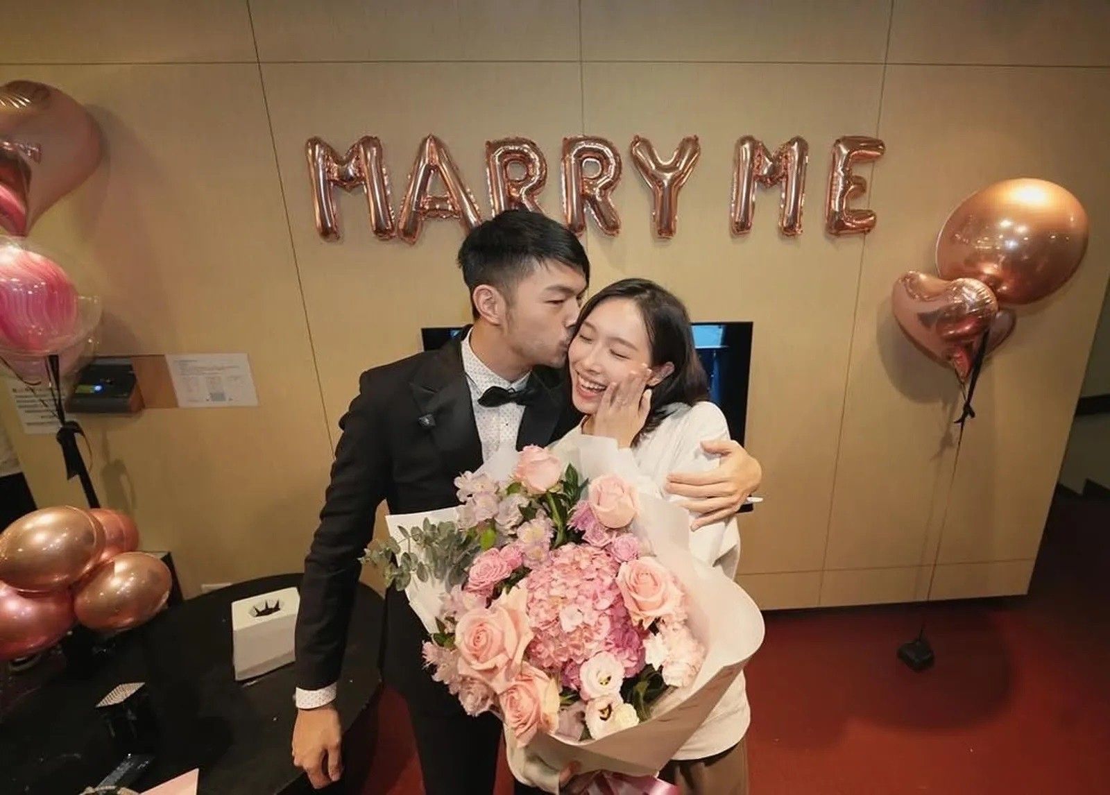 陳大天求婚女友劉樸成功，兩人婚事因閃兵一案而延遲。（翻攝自陳大天臉書）