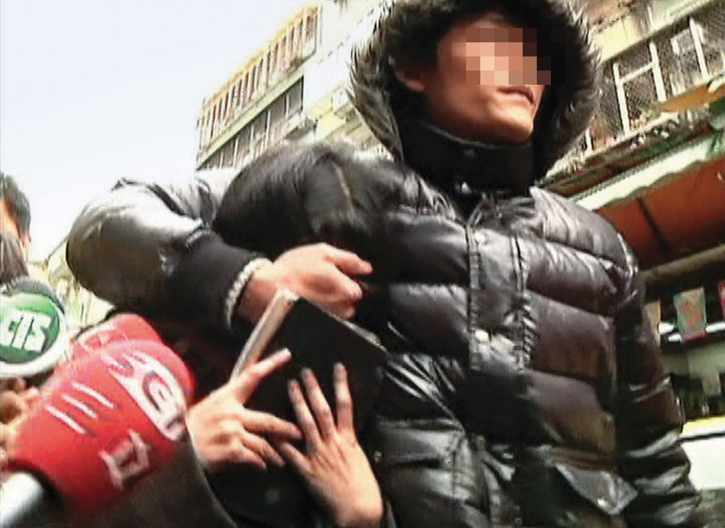 老闆娘女兒男友（右）放在銀樓內的安全帽，意外成為破案關鍵。（東森新聞提供）