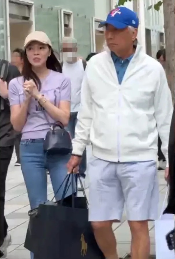 小三風暴之前，有民眾直擊郭台銘與曾馨瑩同遊日本，幫老婆提包。（鏡報提供）
