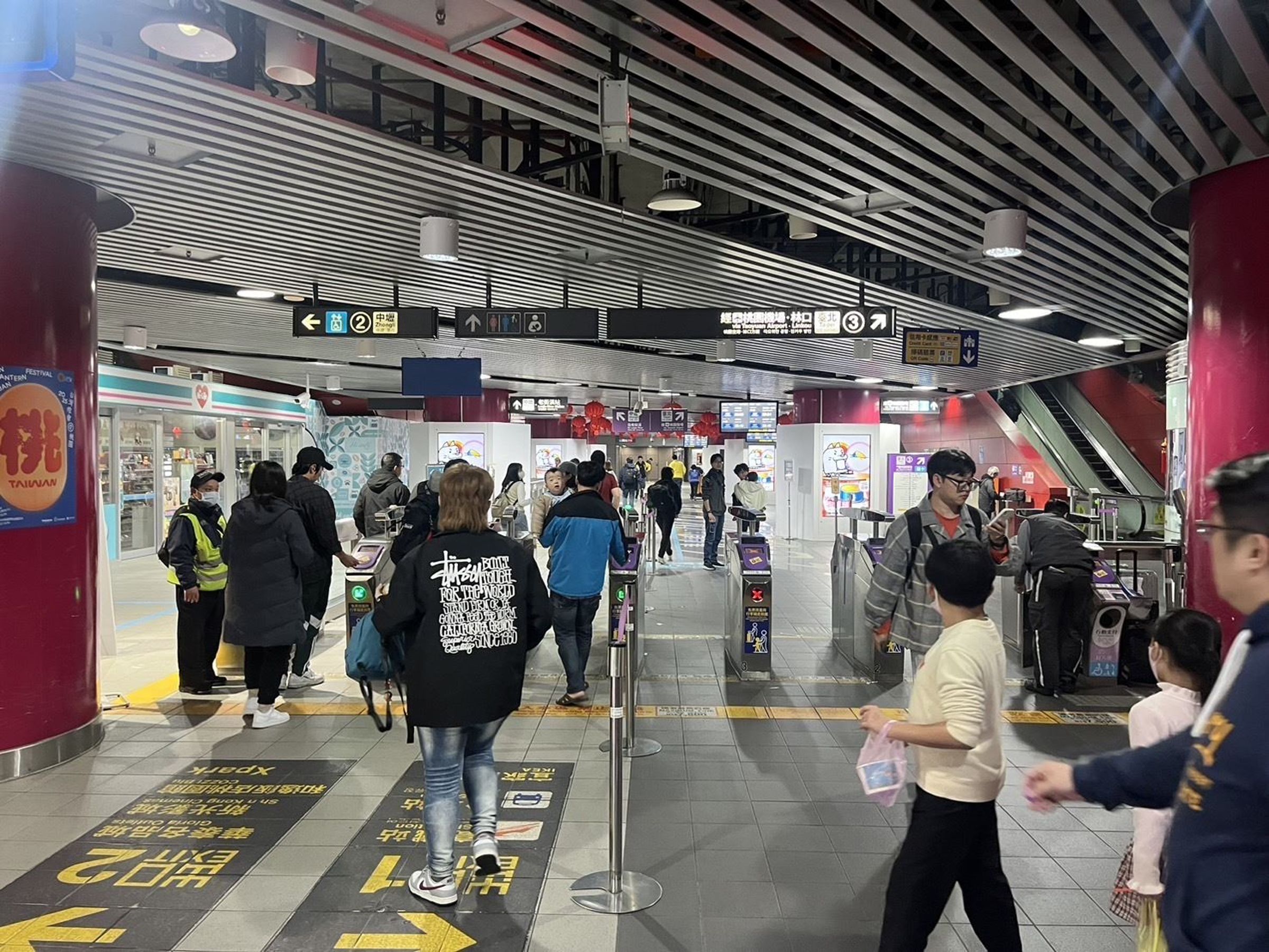 桃園市府於週六加開機捷緊急疏運路線,因應週末賞燈人潮。(桃園市政府提供)