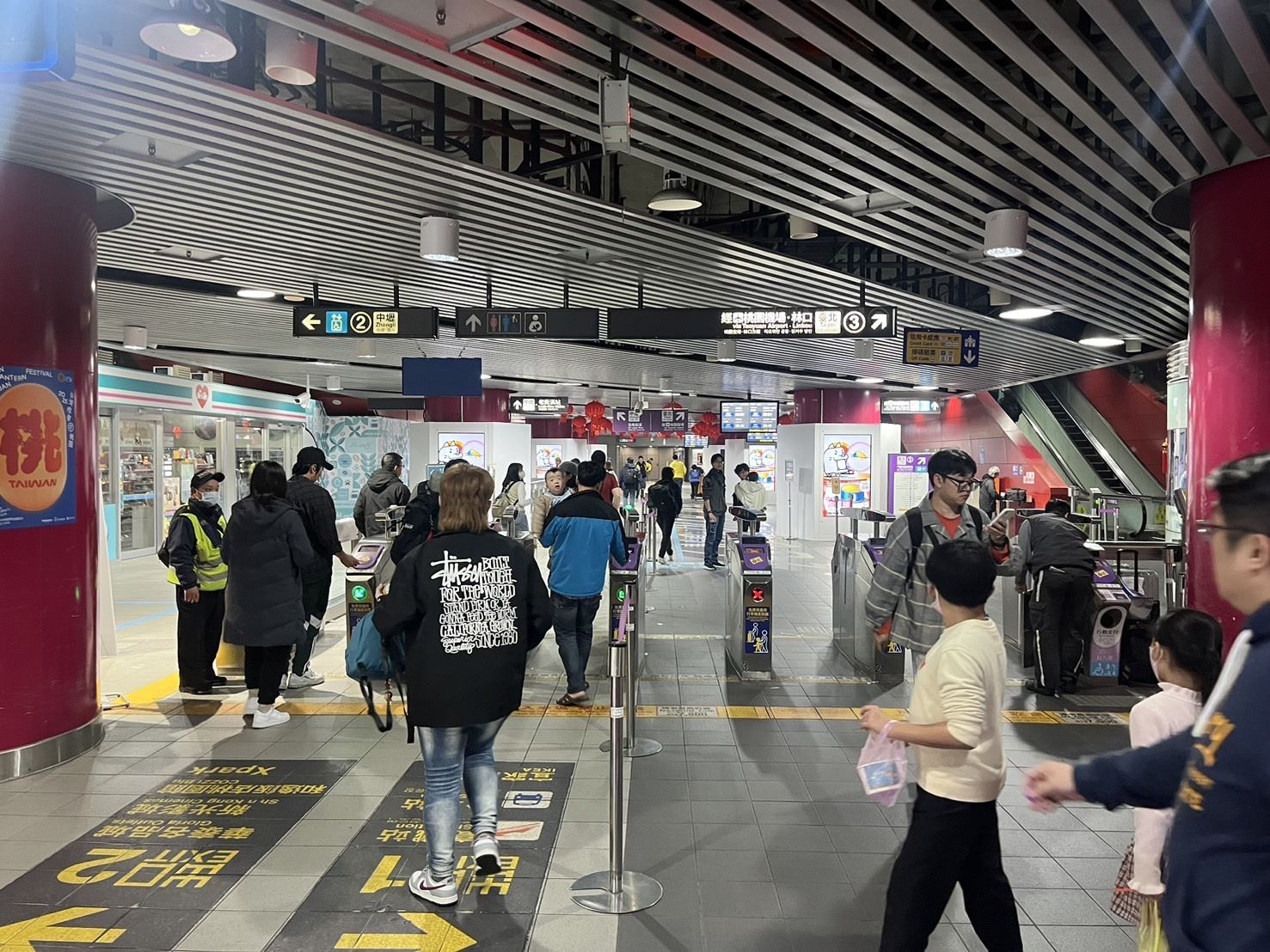 桃園市府於週六加開機捷緊急疏運路線，因應週末賞燈人潮。（桃園市政府提供）