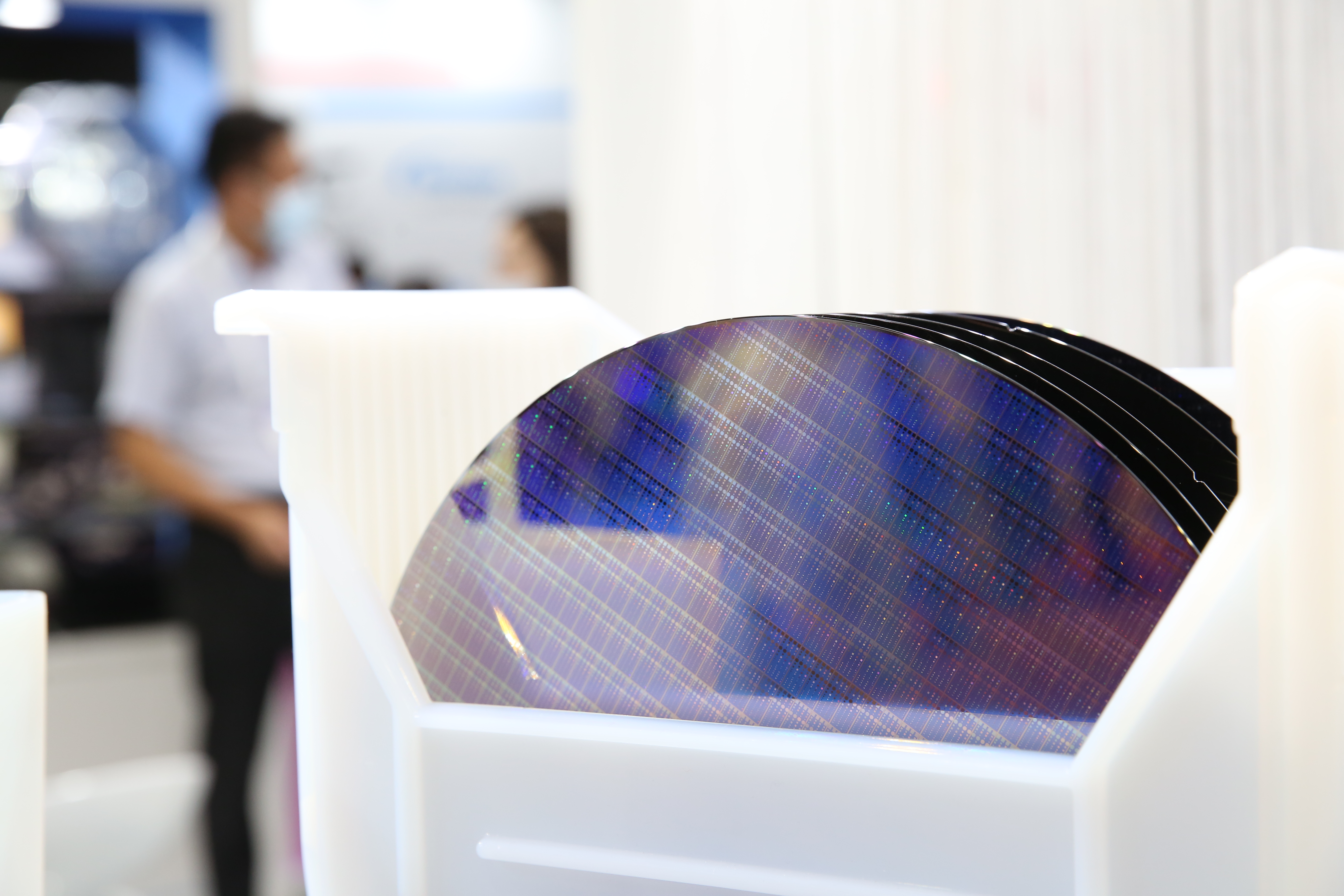 今年在台股投資績效表現亮眼的日盛投信投研團隊認為，2024年台股投資布局可優先聚焦AI與半導體兩大族群。