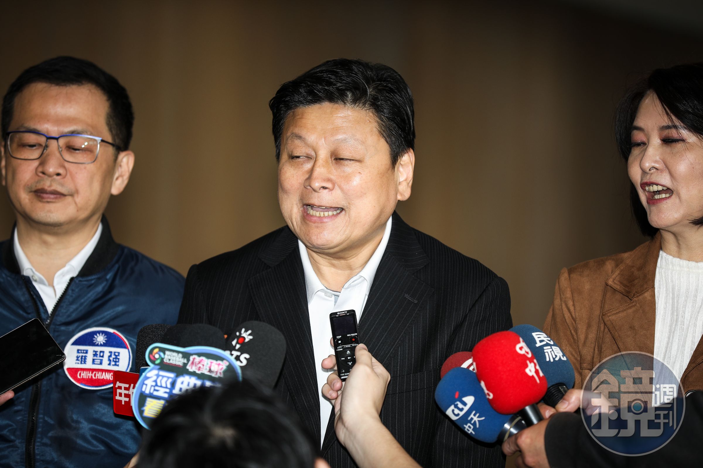 傅崐萁強制架離抗議的退休老師「葉霸」後,態度突然轉彎致歉,但葉霸表示自己不接受。