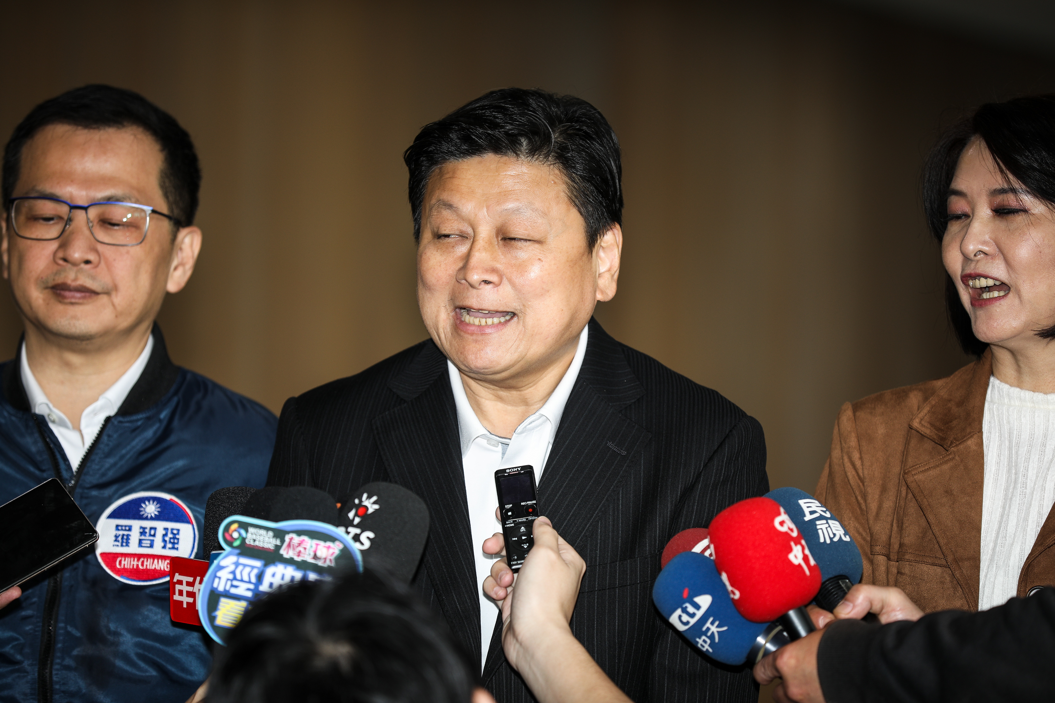 傅崐萁強制架離抗議的退休老師「葉霸」後,態度突然轉彎致歉,但葉霸表示自己不接受。