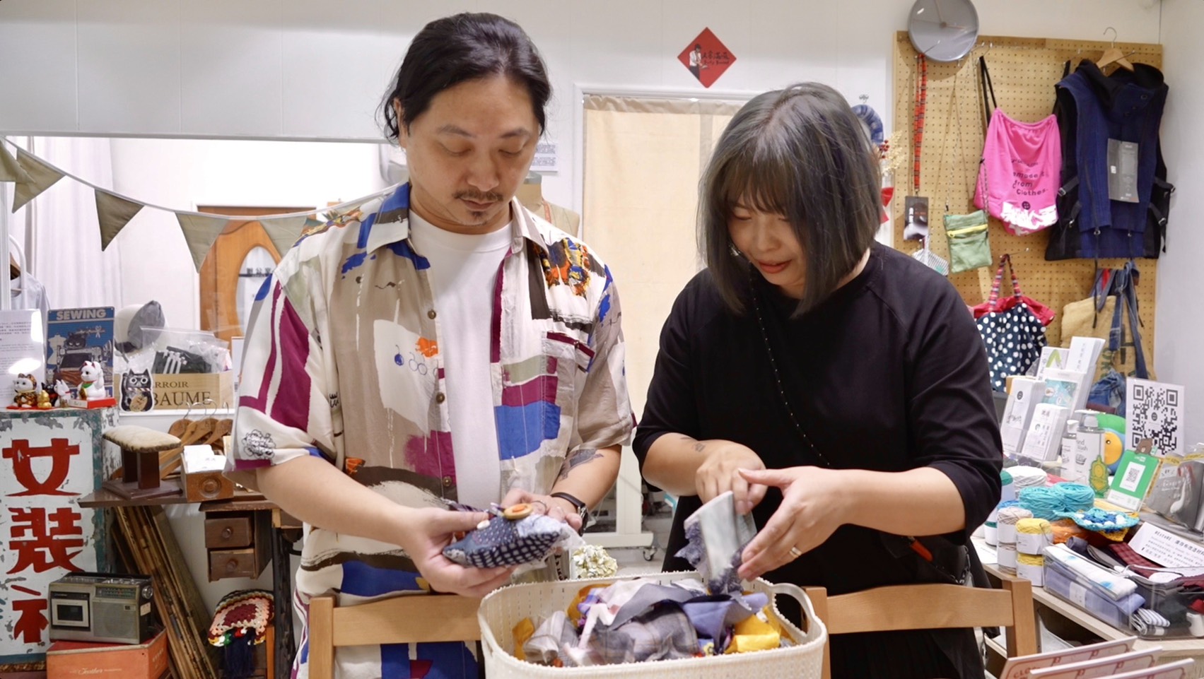 《衣物旅程案內所：探索西門町潮流的永續地圖》計畫提案人許紓語（右）與楊沛緒（左）對衣物回收提出了不同的觀點。（信義房屋提供）