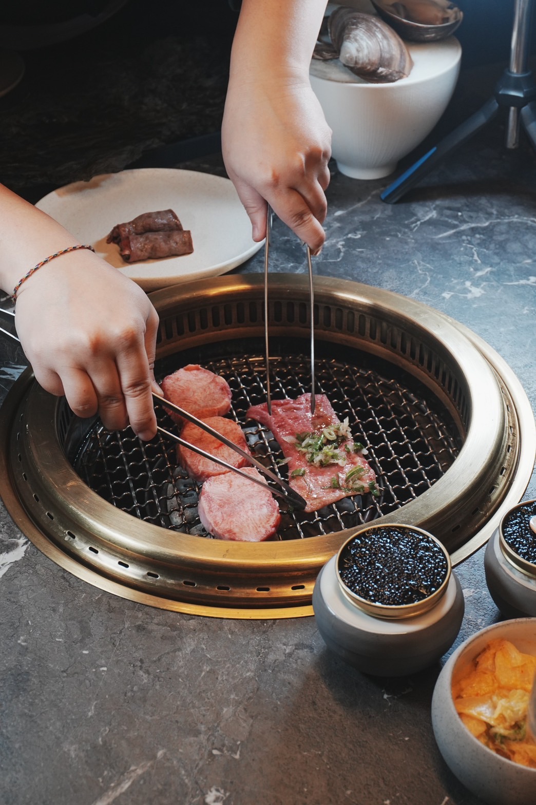 京燒肉以職人精神打造精緻燒肉的全新體驗，提供管家式的桌邊燒烤。