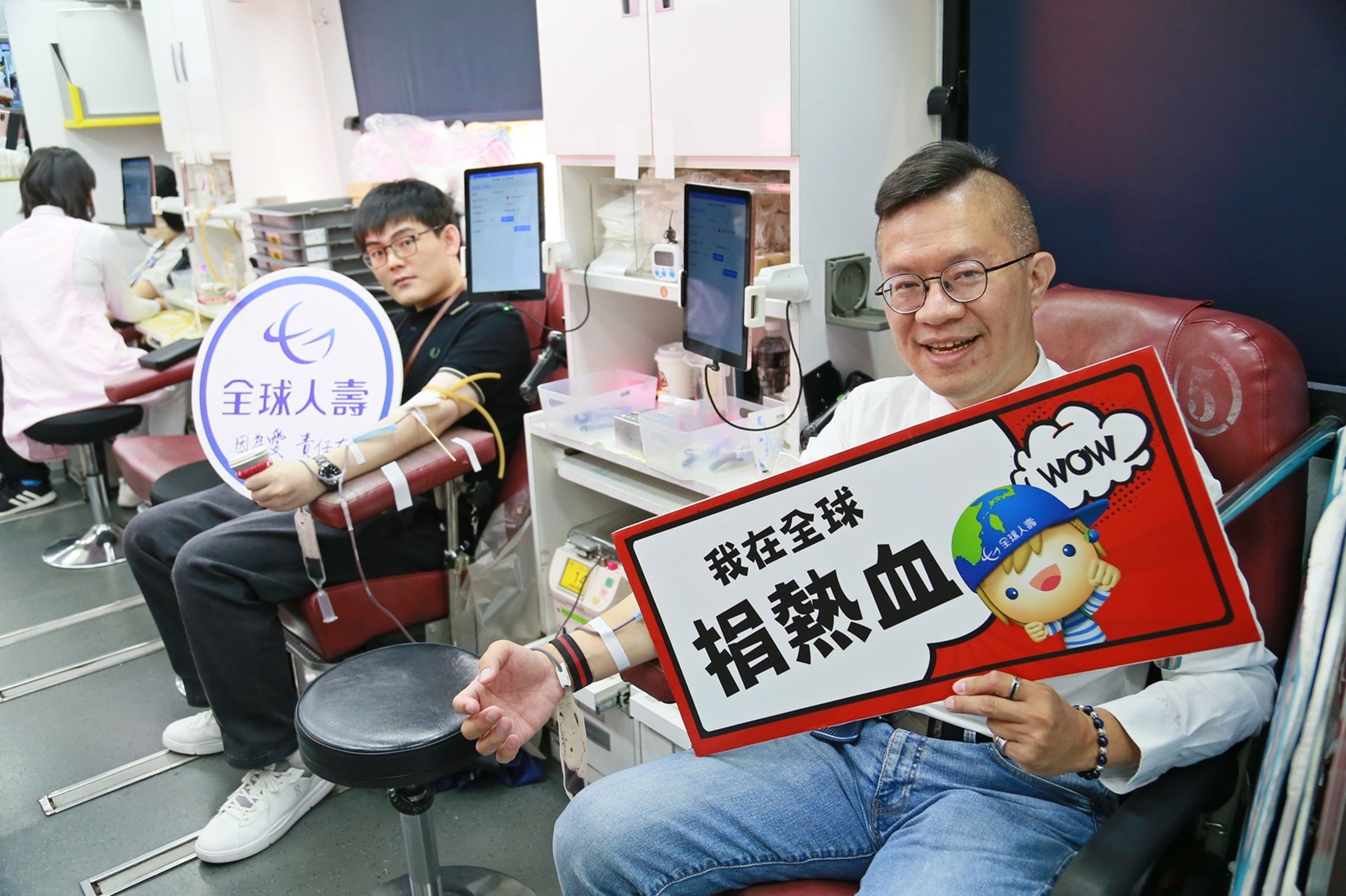 愛心不落人後，同仁挽起袖子捐出熱血，用實質的行動力挺生命救援，展現全球人壽熱情關懷社會超熱血的精神。