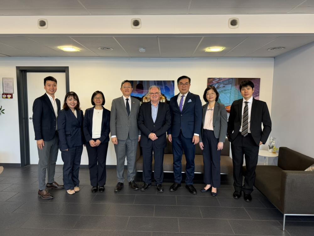 環境部彭啓明部長（右三）率領氣候變遷署同仁前往歐盟相關機構，針對碳交易、循環經濟等環境議題進行深度交流。（環境部提供）