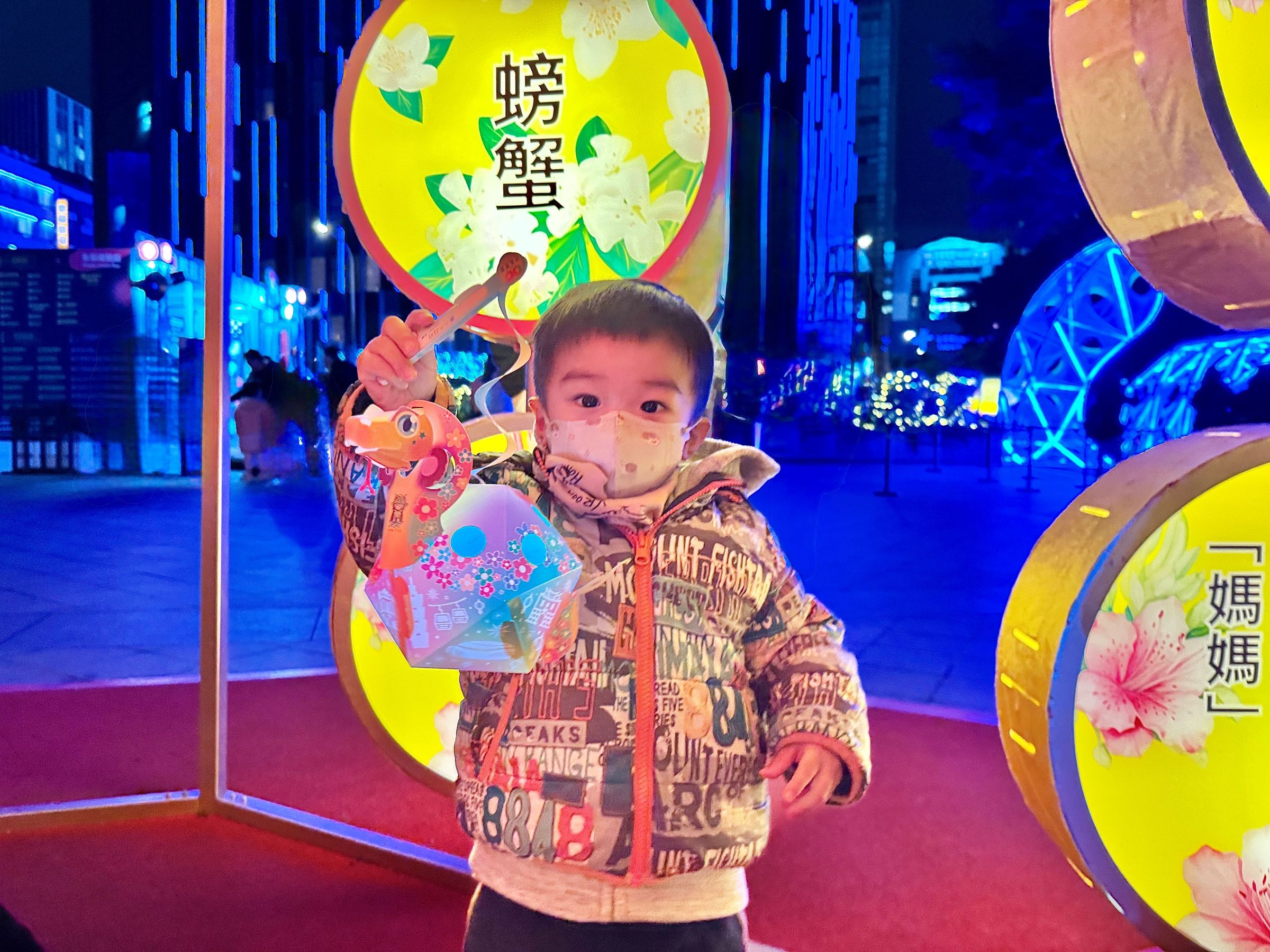 元宵節當日,民眾只要提著任一款小燈籠,即可至台北燈節展區4個服務台,兌換限量湯圓。(北市觀傳局提供)