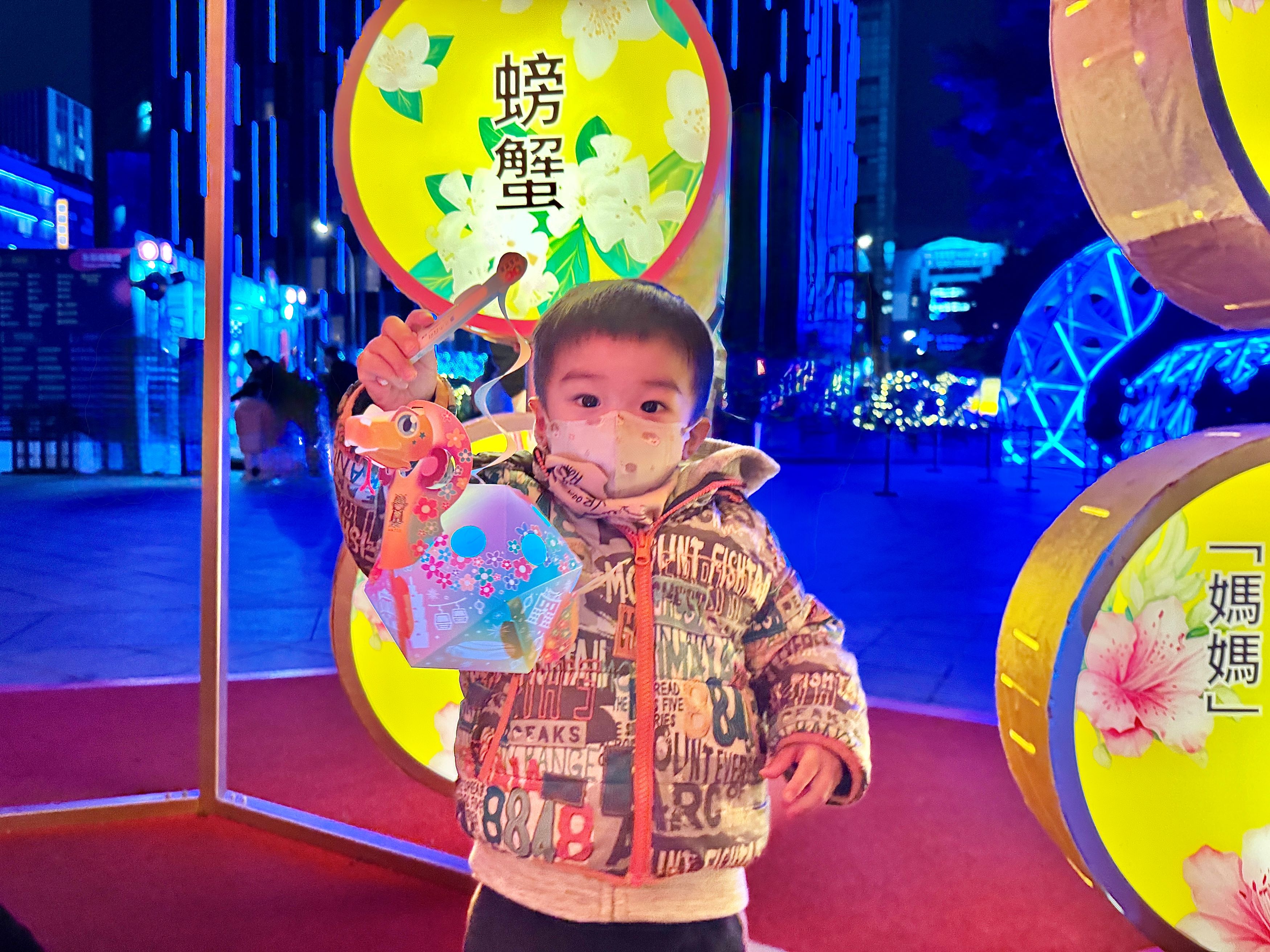 元宵節當日，民眾只要提著任一款小燈籠，即可至台北燈節展區4個服務台，兌換限量湯圓。（北市觀傳局提供）