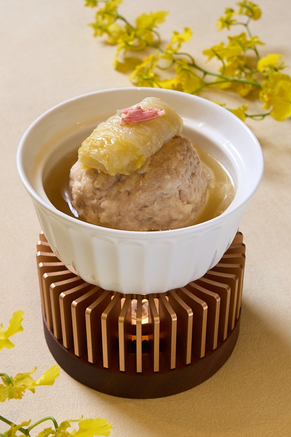 保師傅傳承自杜月笙家廚的「清燉白菜獅子頭」，湯頭清澈，味道卻極為鮮美，讓人一吃難忘。（老新台菜提供）