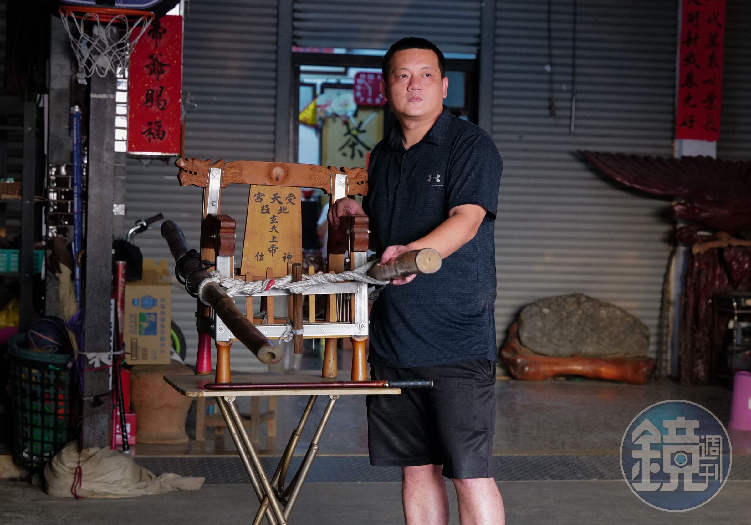 受天宮大輦班班主李澍慶也是筆生,曾二度陪同乩生一起坐禁。