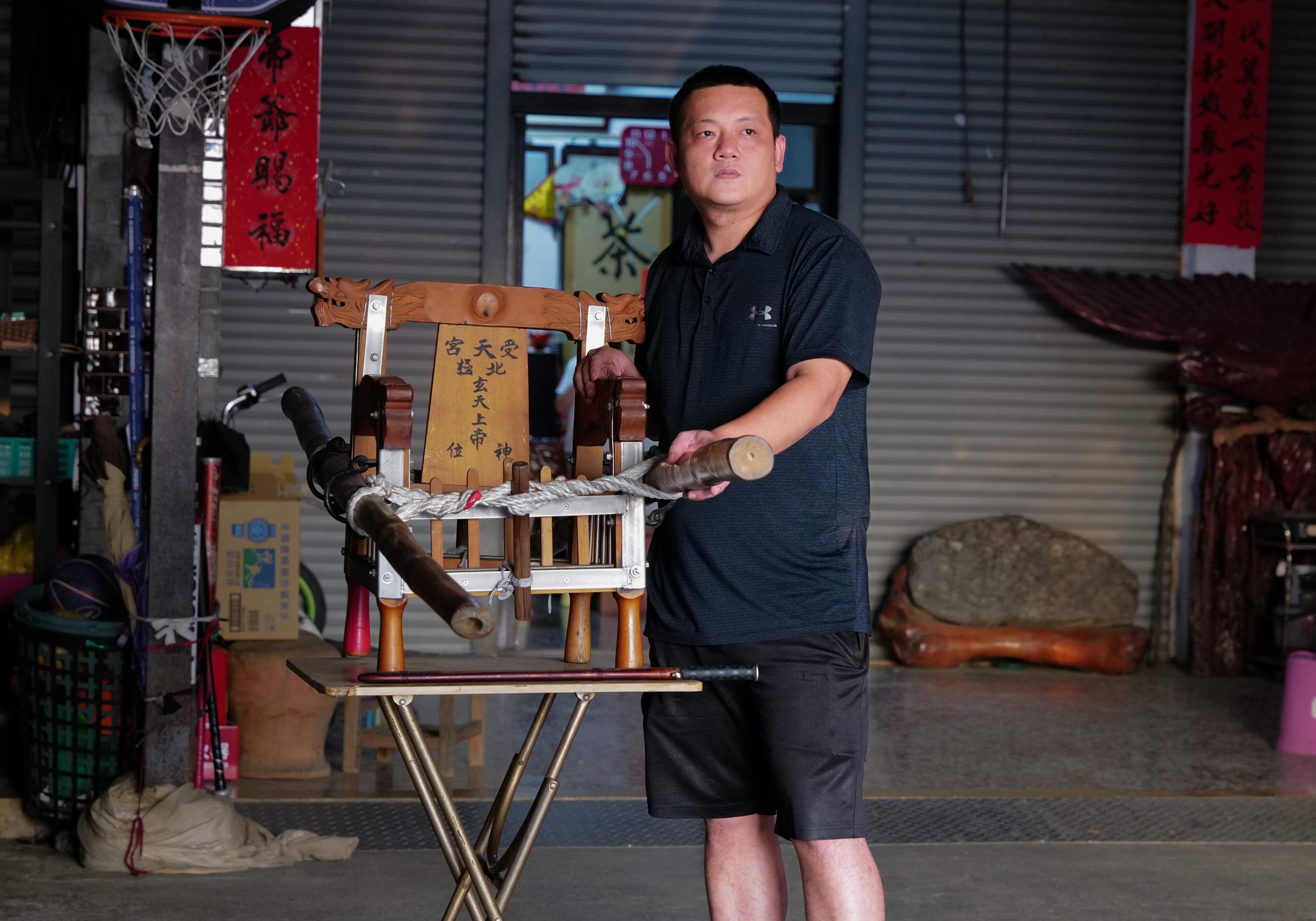 受天宮大輦班班主李澍慶也是筆生，曾二度陪同乩生一起坐禁。
