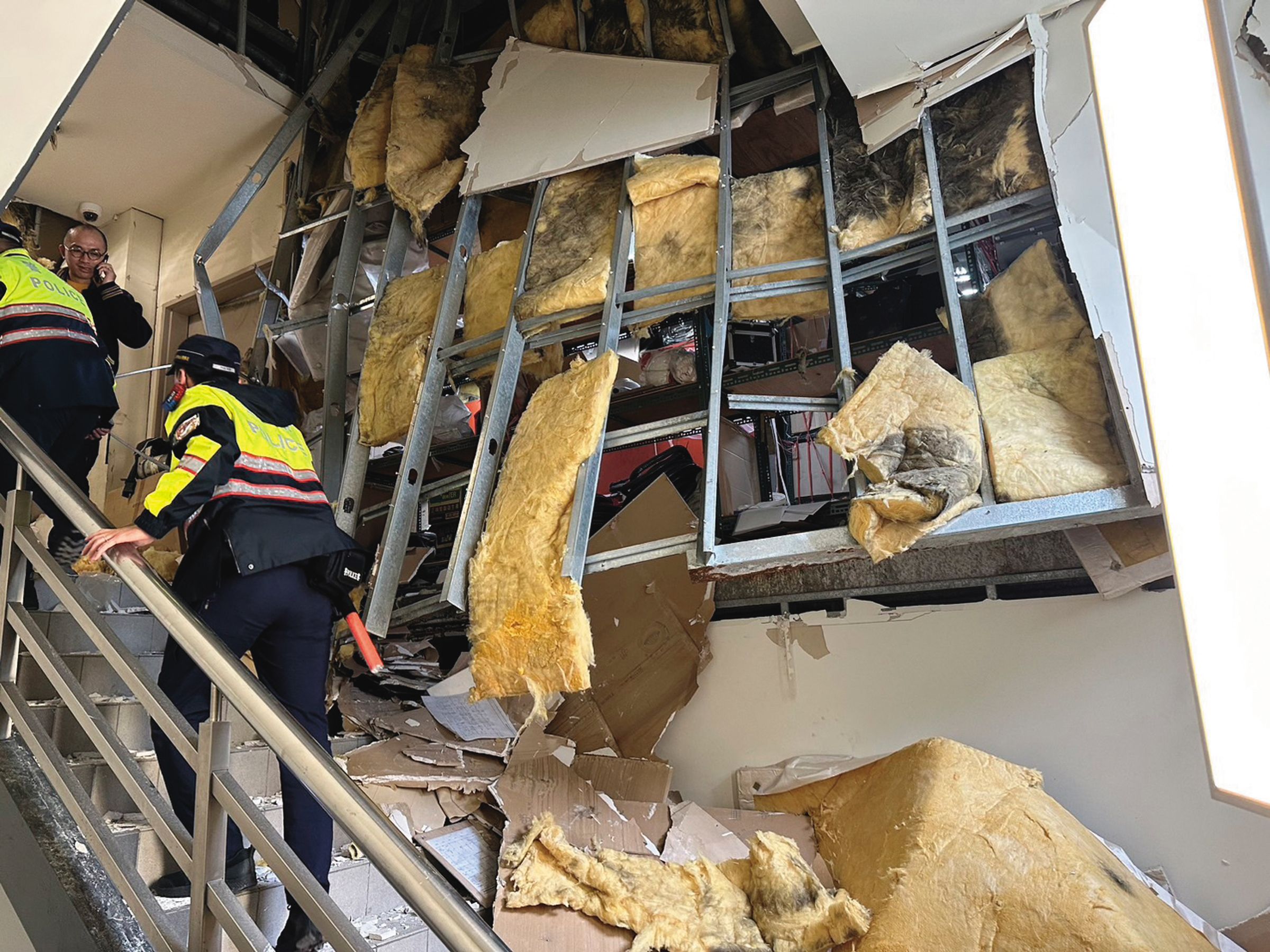 台中新光三越12樓美食街氣爆後,警方沿著樓梯逐層搜索。(台中市消防局提供)