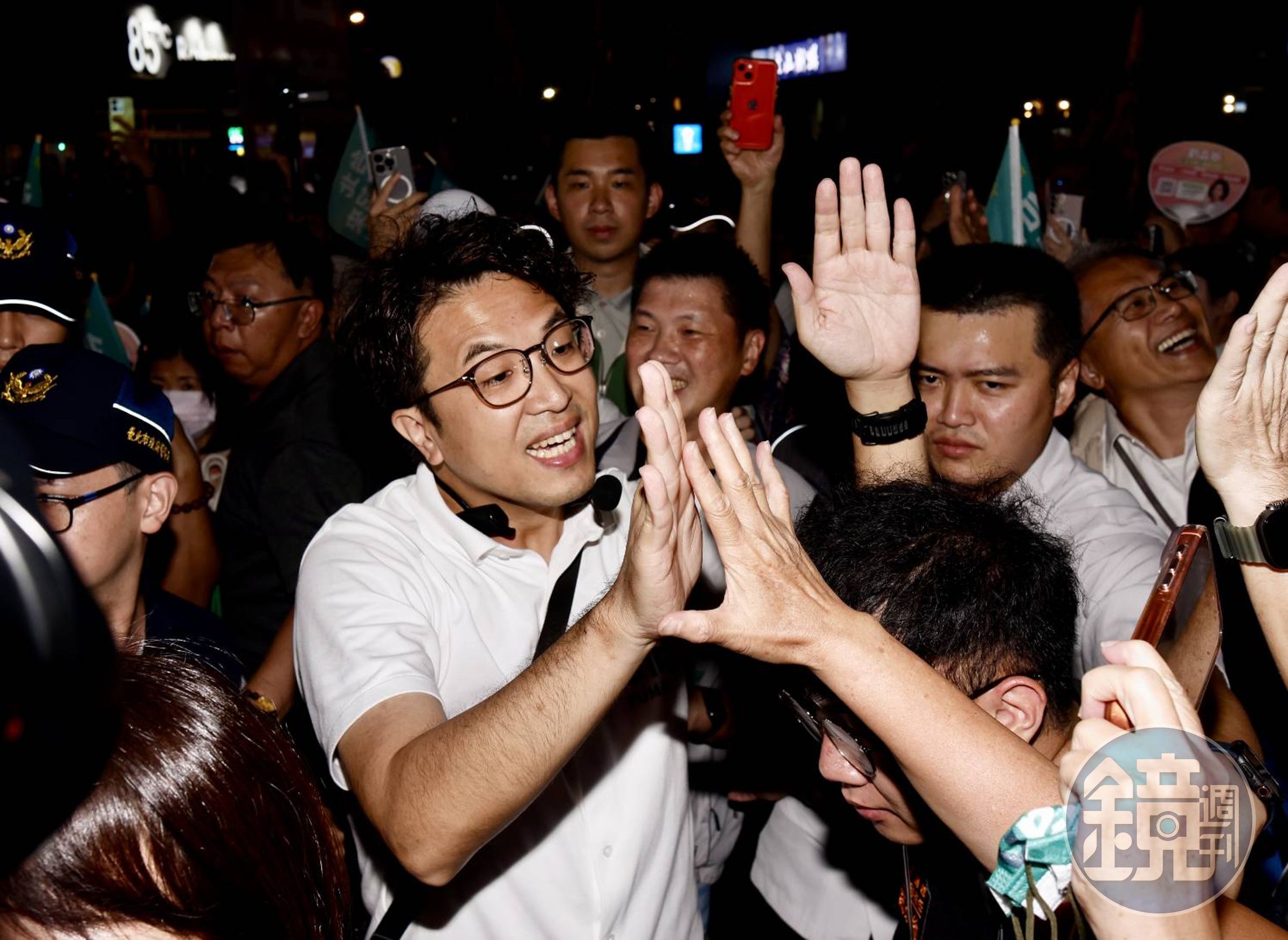 沈伯洋今晚到文山區景美夜市掃街拜票,再度掀起「洋流」。