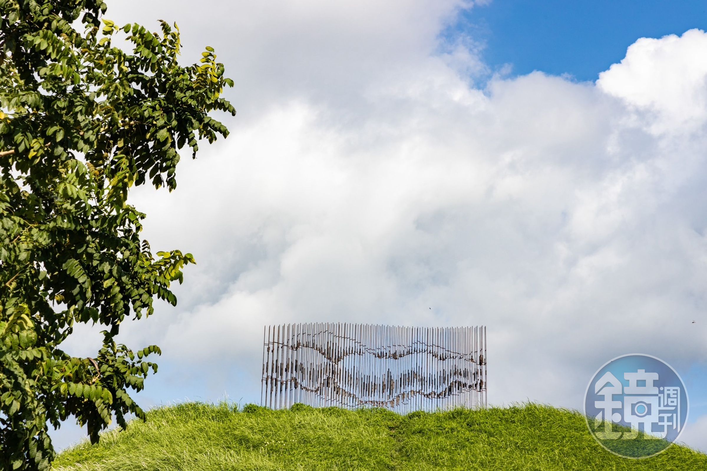 《Cloudscape》是來自南非的Marco Cianfanelli,透過鐵與除鏽漆,藉由不同角度的借位效果打造出的作品。