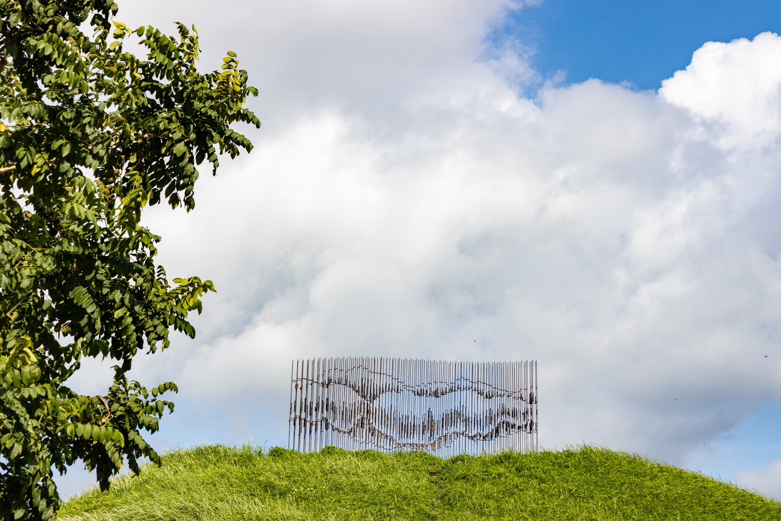 《Cloudscape》是來自南非的Marco Cianfanelli，透過鐵與除鏽漆，藉由不同角度的借位效果打造出的作品。 
