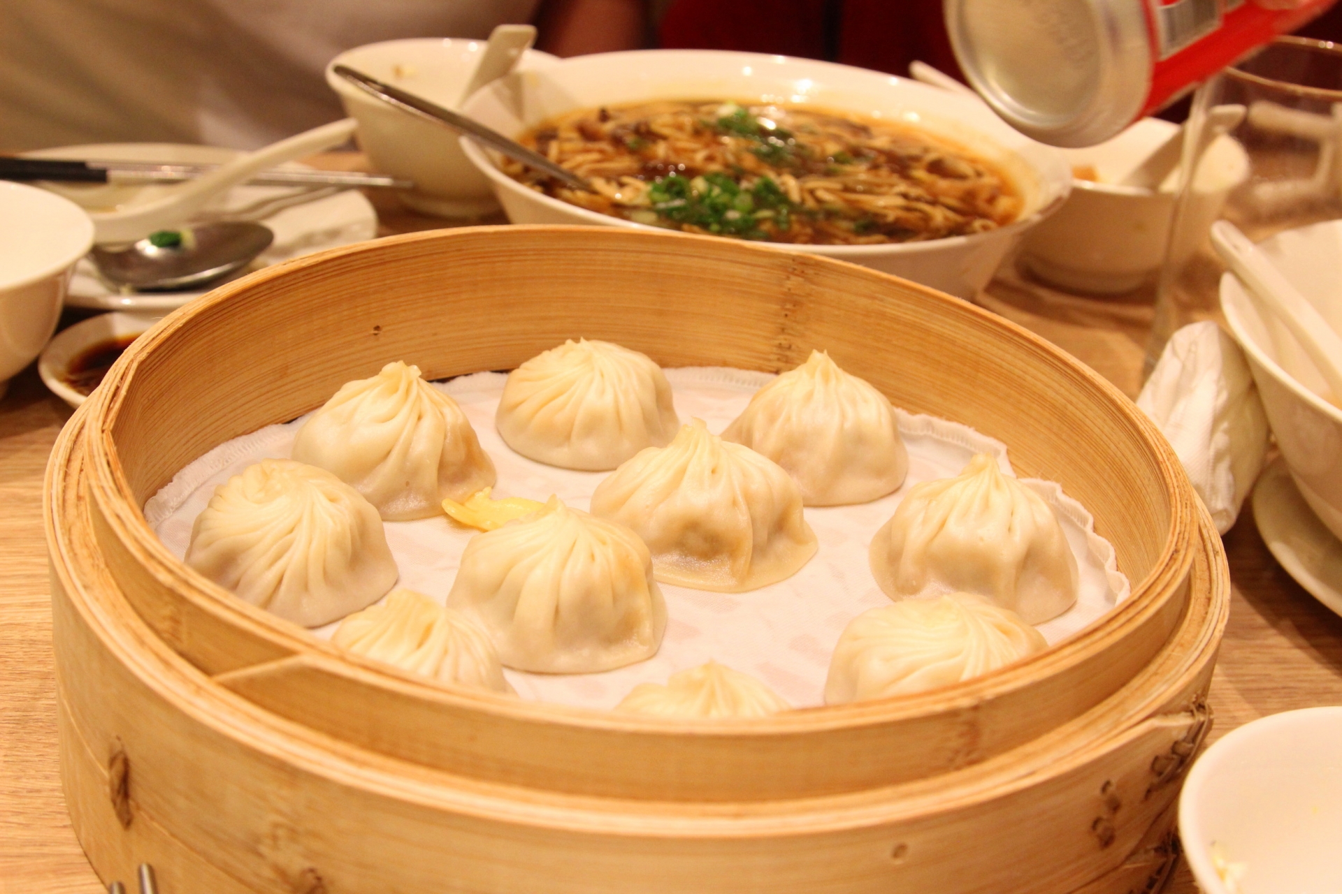 鼎泰豐各分店生意都很好，有網友詢問，有哪些分店可以不用等太久，多數人推薦信義區新光三越A4、遠東百貨A13或天母遠東SOGO分店，平日最快20分鐘就能入座，圖為鼎泰豐有名「黃金18摺」小籠包。（翻攝自PhotoAC圖庫）