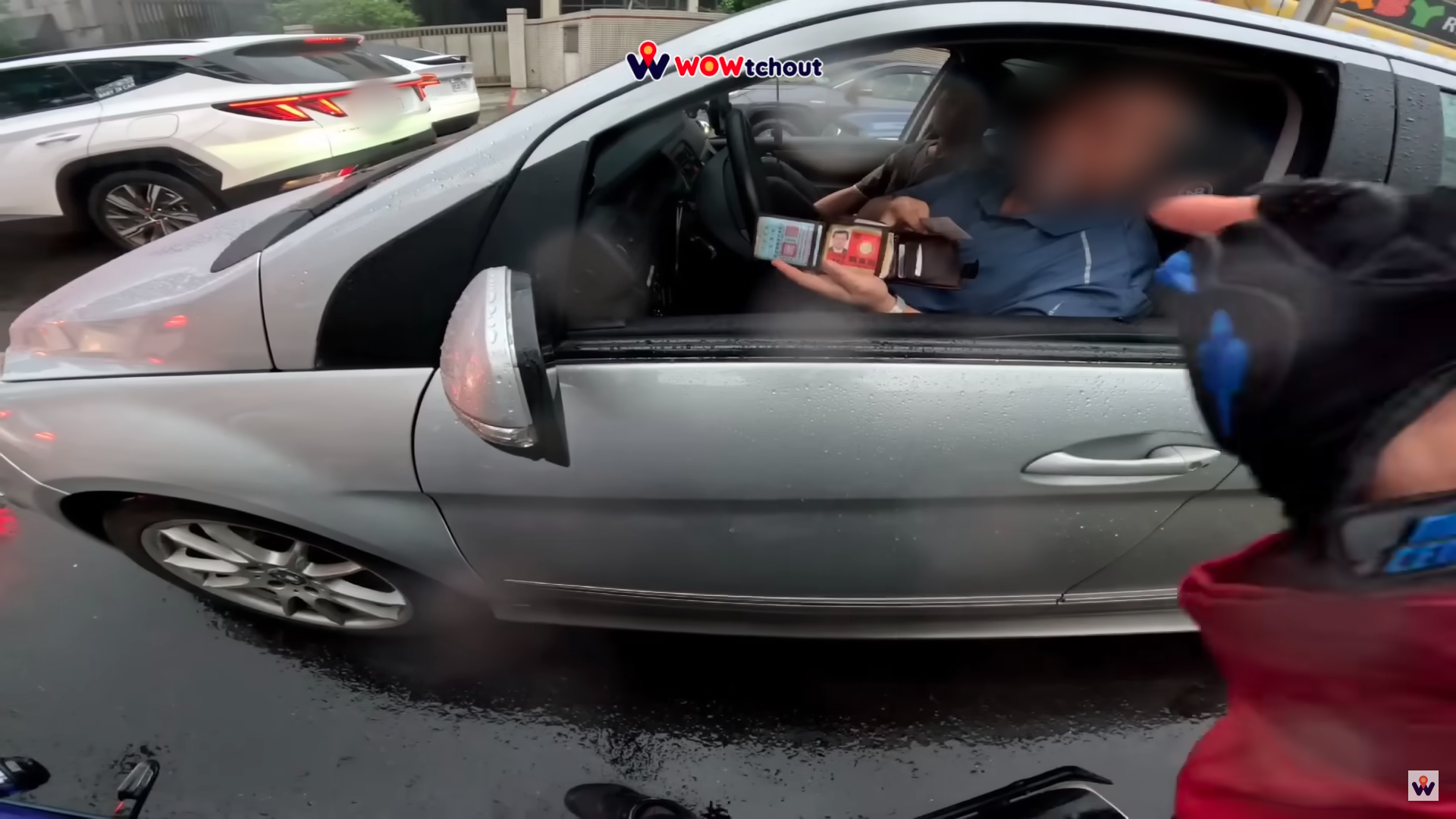 一名騎士日前遇上行車糾紛,對方駕駛拿出國安調查證顯擺。(翻攝YouTube頻道「WoWtchout- 地圖型行車影像分享平台」)