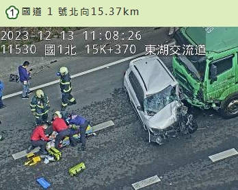 蘇女轎車遭後方貨櫃車撞上，警消救出受困車內的蘇女，但救出時已無呼吸心跳。（翻攝畫面）
