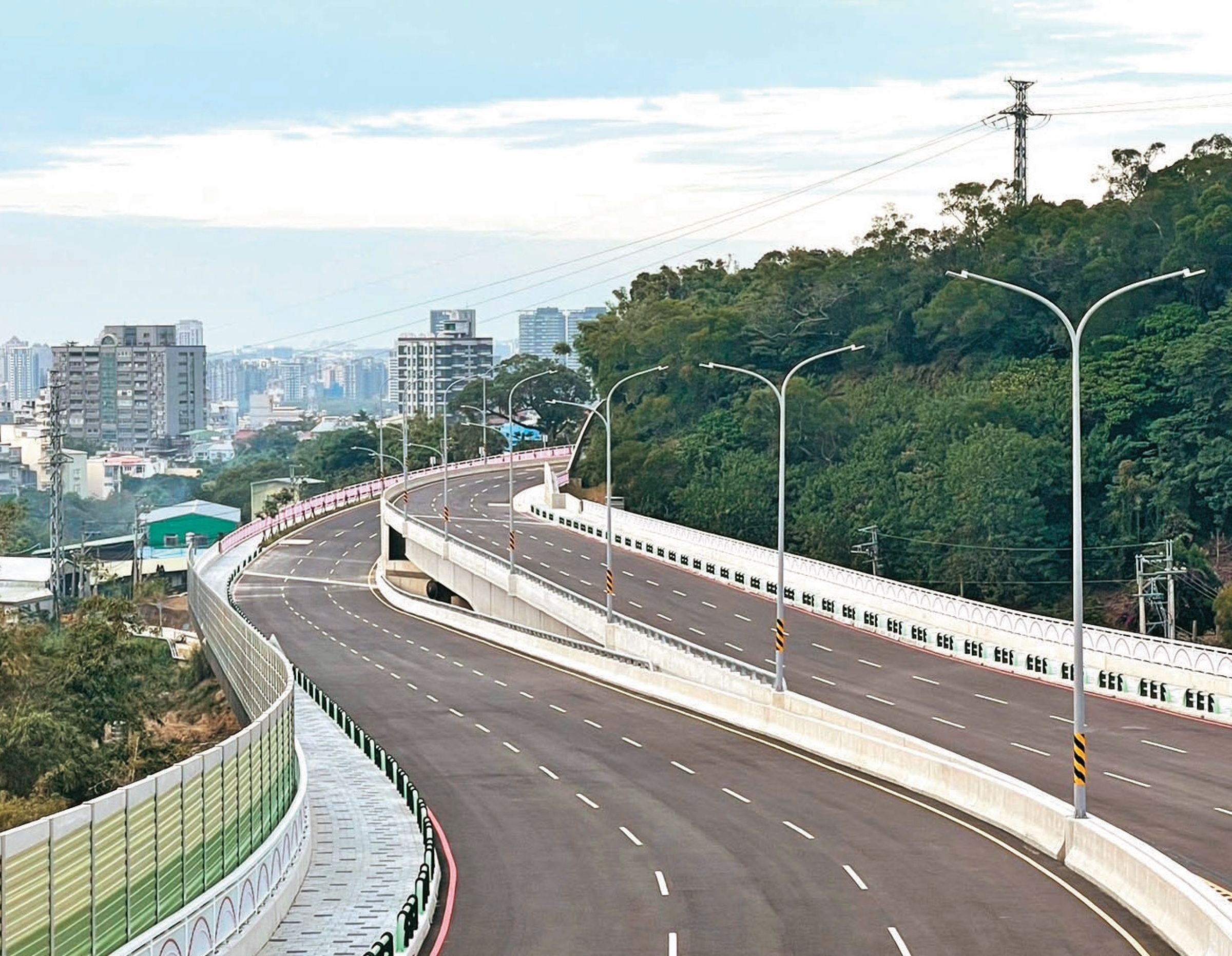 道路高架橋會行經世界先進公司晶圓廠東側,施工期間以監測系統確保施工振動不會影響晶圓廠正常運作。(新竹縣政府提供)