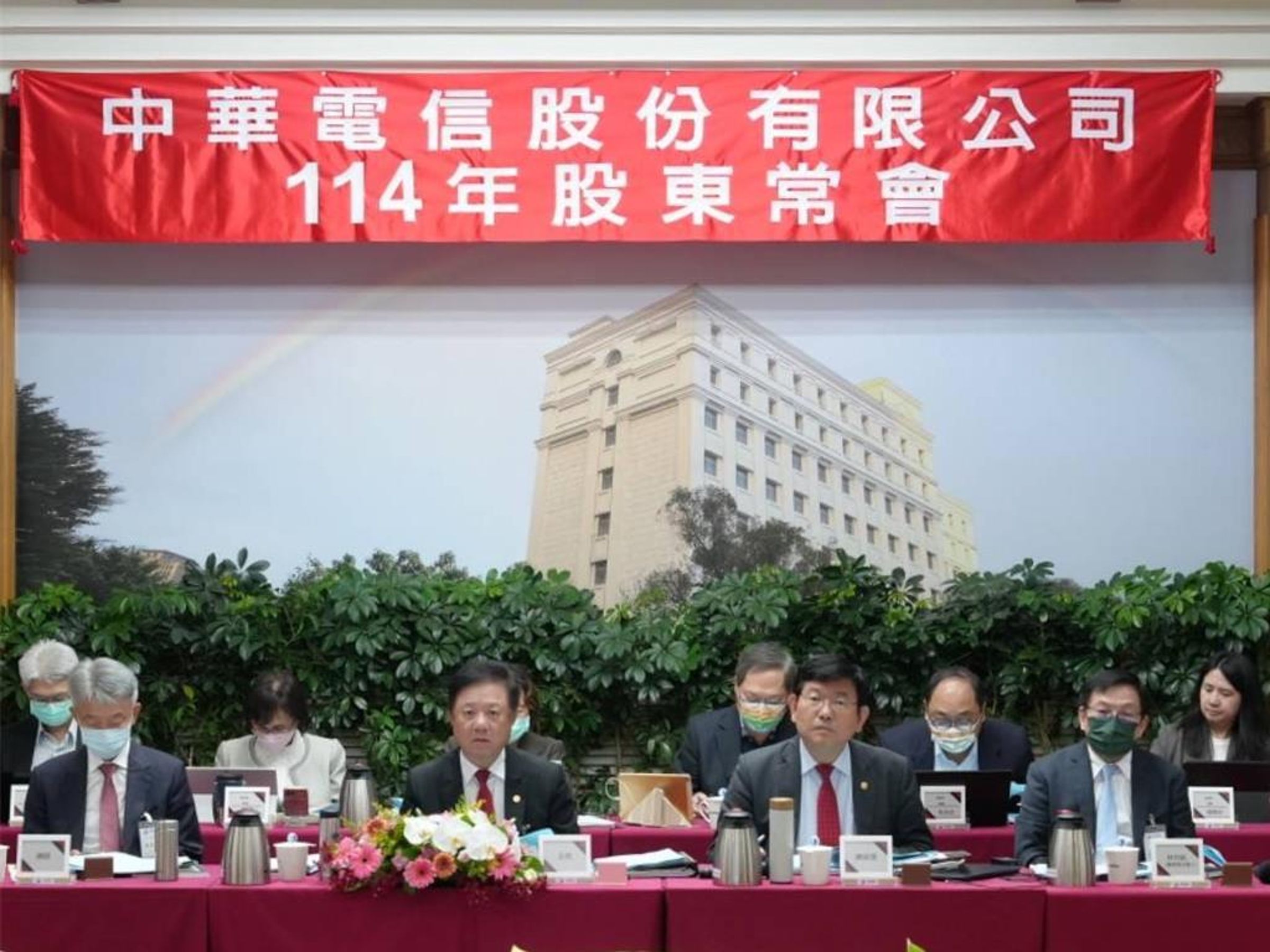 面對股東頻頻發言導致股東會進度落後,連中華電信董事長簡志誠都忍不住指示員工發送洪瑞珍三明治給股東。(中華電信提供)